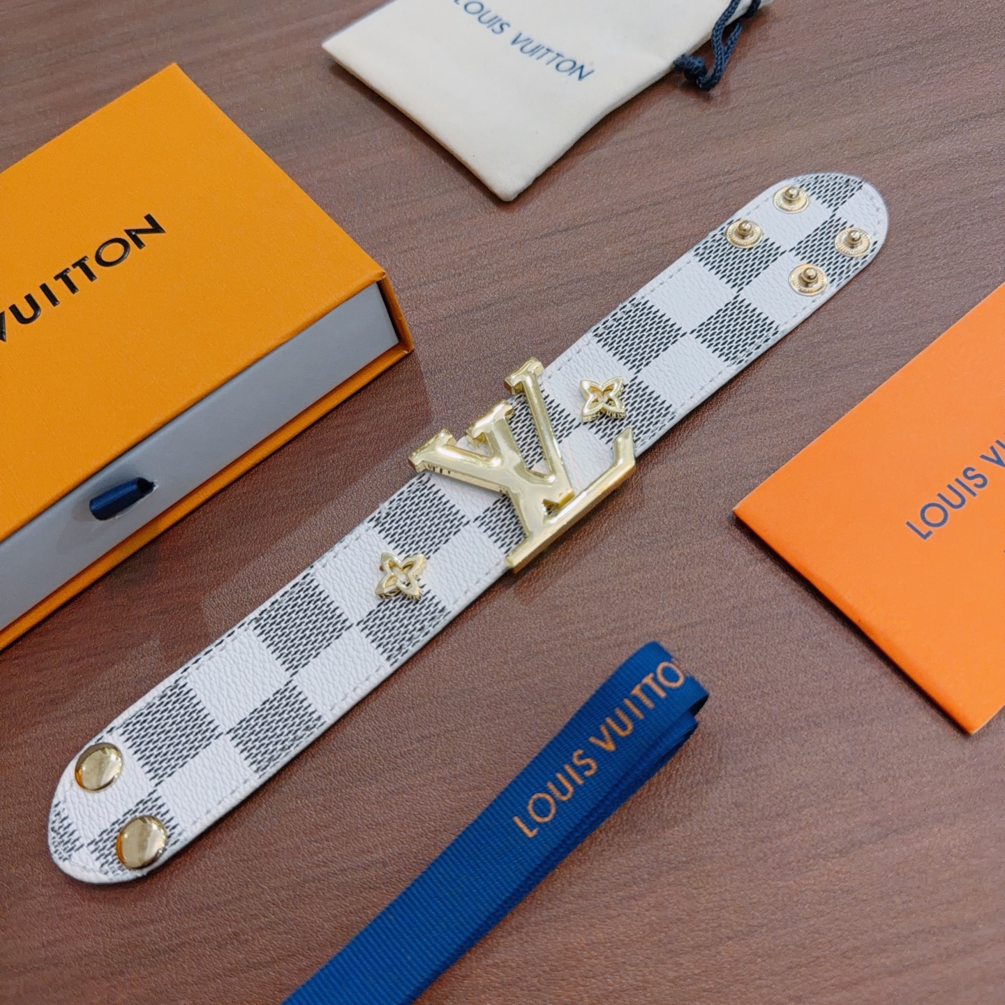 NO:589402,LV bracelet, cowhide hand rope, new model, trendy and fashionable must-have, can be worn by both men and women, the same style for couples, trendy and versatile, the same latest style from the official website, boutique jewelry, louis vuitton, bracelet, cowhide19860909LV手链牛皮手绳新款开模潮流时尚必备 男女均可佩戴 情侣款同款 潮流百搭 官网同款最新款,饰品精品,louis vuitton,bracelet,cowhide,Jewelry