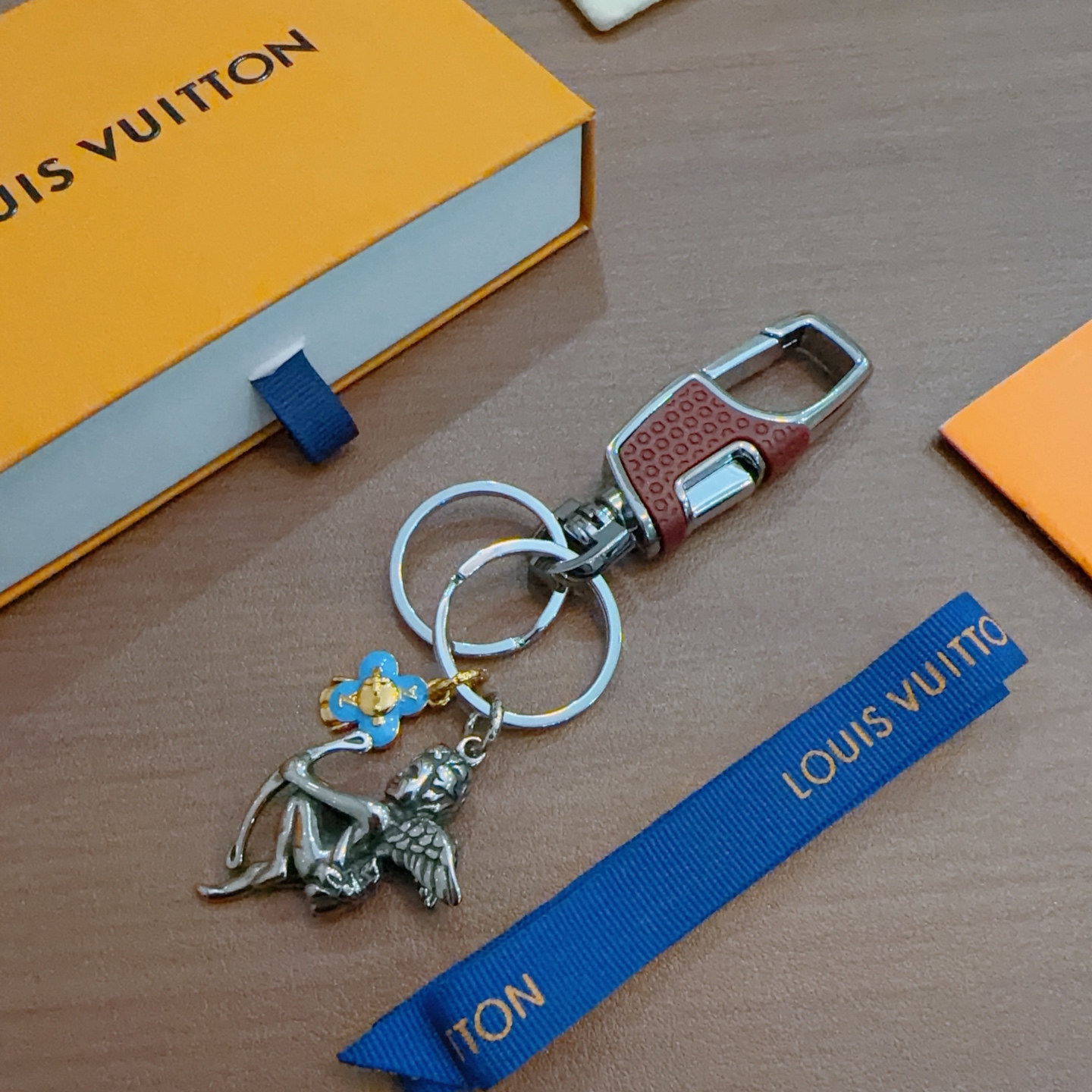 NO:589413,New product release LV keychain LV bag buckle The latest bag charms are of a higher grade Stars have the same style Anger Forest series classic models co-branded design concept keychain series The details are distressed The version is not available in the market glossy version This has been out of the LV best-selling model Very good match with trendy backpacks, jewelry boutiques, louis vuitton, backpacks, keychain19860909新品发布LV钥匙扣 lv包包扣 最新款包包挂饰档次更高明星同款Anger Forest系列经典款联名设计理念钥匙扣系列 细节对版做旧处理 非市面亮面版型 这款一直在出 lv里面热卖款 非常好搭配潮流背包,饰品精品,louis vuitton,backpacks,keychain,Jewelry