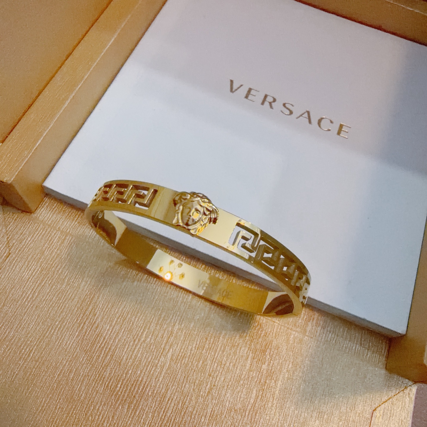 NO:589435,Versace Dumeisa logo bracelet is handsome and cool, and at the same time reveals a hint of uninhibited freedom, showing a different kind of interesting charm. It is exquisitely crafted and inlaid with diamonds. It is absolutely high-end. It is equivalent to genuine products, high-quality jewelry, versace,versace.19860909Versace 范思哲 杜美莎标志手环 帅气酷炫 同时透露着一丝不羁的自由气息 展现别样趣味魅力 做工精致钻镶嵌 绝对高逼格 等同正品,饰品精品,versace,versace,Jewelry