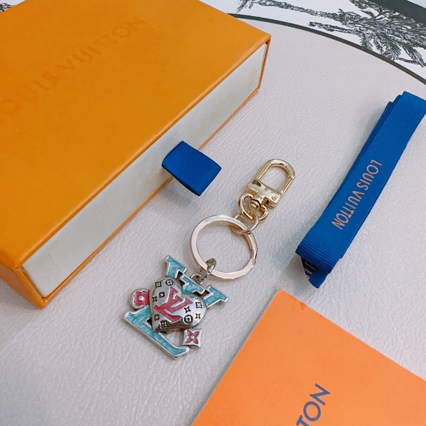 NO:589469,New product release LV keychain LV bag buckle The latest bag charms are of a higher grade Stars have the same style Anger Forest series classic models co-branded design concept keychain series The details are distressed The version is not available in the market glossy version This has been out of the LV best-selling model Very good match with trendy backpacks, jewelry boutiques, louis vuitton, backpacks, keychain19860909新品发布LV钥匙扣 lv包包扣 最新款包包挂饰档次更高明星同款Anger Forest系列经典款联名设计理念钥匙扣系列 细节对版做旧处理 非市面亮面版型 这款一直在出 lv里面热卖款 非常好搭配潮流背包,饰品精品,louis vuitton,backpacks,keychain,Jewelry