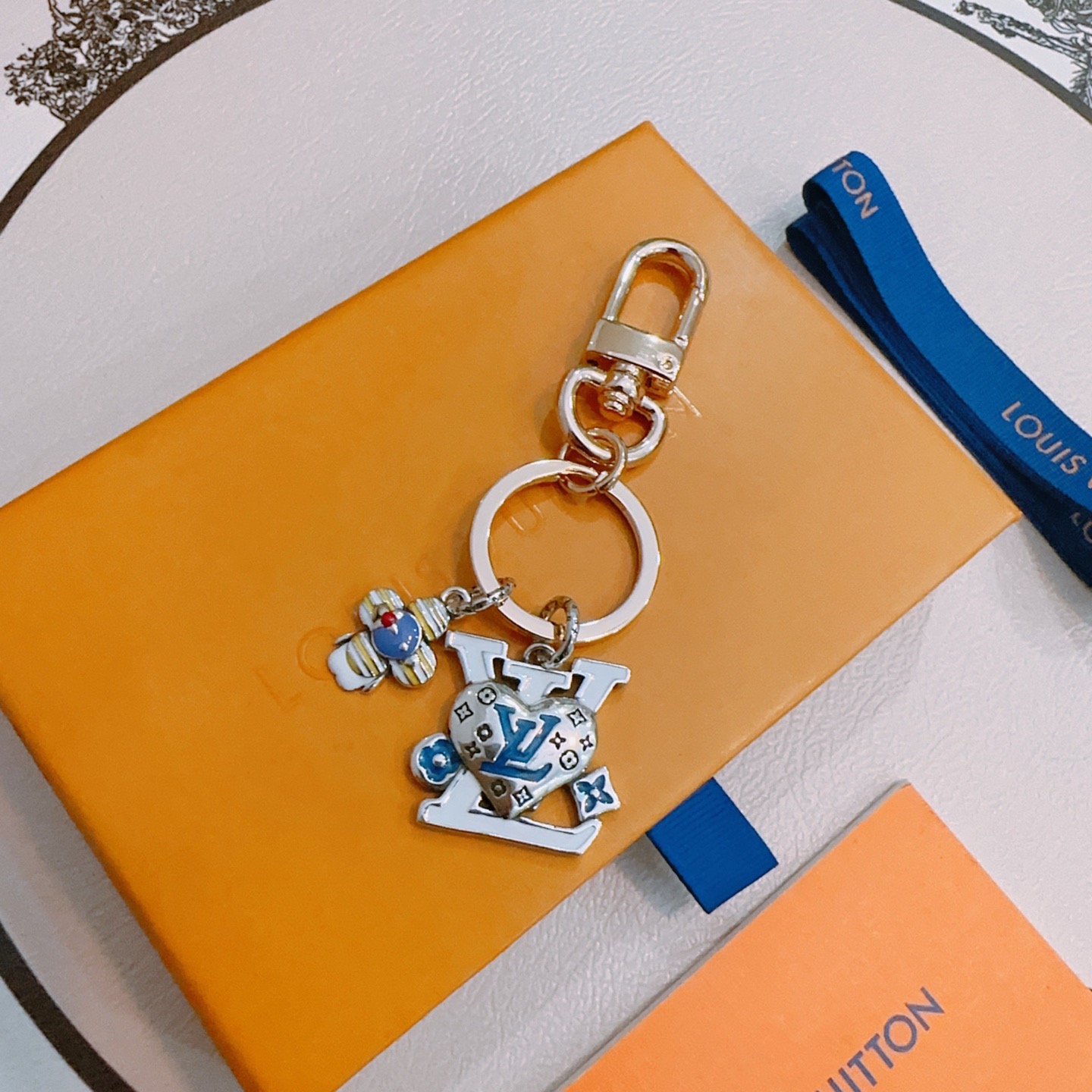 NO:603753,New product release LV keychain LV bag buckle The latest bag charms are of a higher grade Stars have the same style Anger Forest series classic models co-branded design concept keychain series The details are distressed The version is not available in the market glossy version This has been out of the LV best-selling model Very good match with trendy backpacks, jewelry boutiques, louis vuitton, backpacks, keychain19860909新品发布LV钥匙扣 lv包包扣 最新款包包挂饰档次更高明星同款Anger Forest系列经典款联名设计理念钥匙扣系列 细节对版做旧处理 非市面亮面版型 这款一直在出 lv里面热卖款 非常好搭配潮流背包,饰品精品,louis vuitton,backpacks,keychain,Jewelry