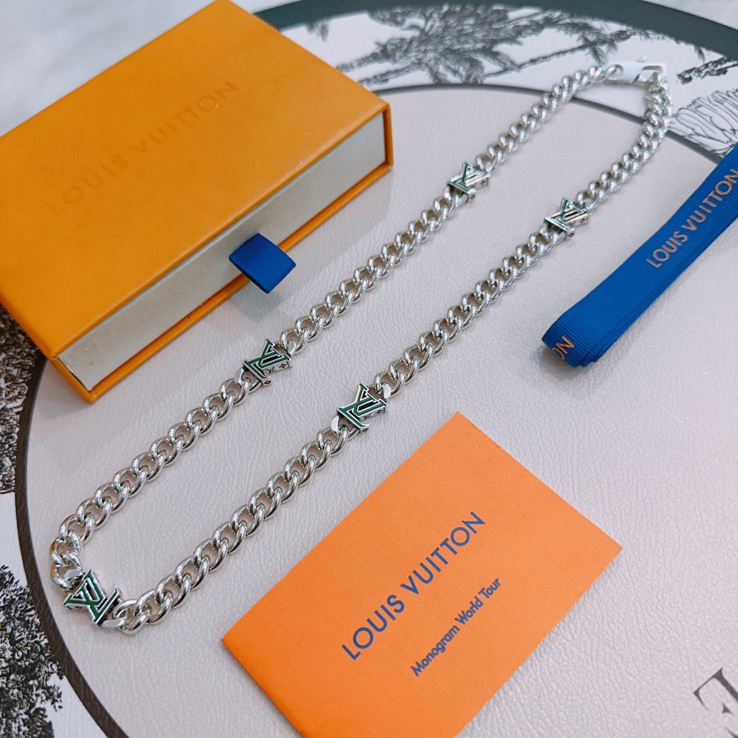 NO:603778,LV Louis Vuitton necklace original single goods counter new open mold retro trendy fashion must-have. Can be worn by both men and women. The same style for couples. Rock punk Thai silver style. Retro elements. Trendy and versatile. The same necklace from the official website. The latest chain has a higher grade. Star classic necklace series retro silver necklace. The chain length is 60 cm and the length can be changed. The details are distressed. Non-market glossy version. This model has been on the market. This is a hot-selling model in LV. It goes well with trendy clothes, jewelry boutiques, louis vuitton, louis  vuitton,necklace19860909LV路易威登项链原单货专柜新款开模复古潮流时尚必备 男女均可佩戴 情侣款同款 摇滚朋克泰银风格 复古元素 潮流百搭 官网同款项链最新款链条档次更高明星经典款项链系列复古银项链 链长60厘米可改长度 细节对版做旧处理 非市面亮面版型 这款一直在出 LV里面热卖款 非常好搭配潮流衣服,饰品精品,louis vuitton,louis vuitton,necklace,Jewelry