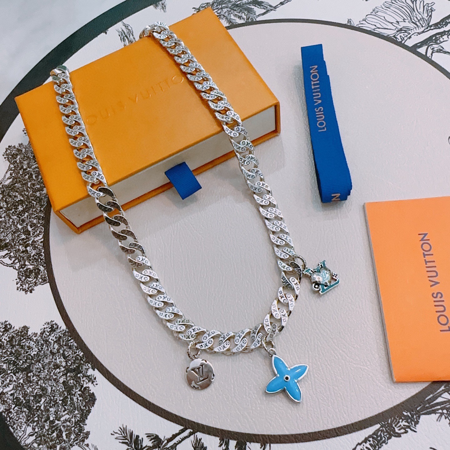 NO:603782,LV Louis Vuitton necklace original single goods counter new open mold retro trendy fashion must-have. Can be worn by both men and women. The same style for couples. Rock punk Thai silver style. Retro elements. Trendy and versatile. The same necklace on the official website. The latest chain has a higher grade. Star classic necklace series retro silver necklace. The chain length is 55 cm. The length can be changed. The details are distressed. Non-market glossy version. This model has been on the market. This is a hot-selling model in LV. It goes well with trendy clothes, jewelry boutiques, louis vuitton, louis  vuitton,necklace19860909LV路易威登项链原单货专柜新款开模复古潮流时尚必备 男女均可佩戴 情侣款同款 摇滚朋克泰银风格 复古元素 潮流百搭 官网同款项链最新款链条档次更高明星经典款项链系列复古银项链 链长55厘米可改长度 细节对版做旧处理 非市面亮面版型 这款一直在出 LV里面热卖款 非常好搭配潮流衣服,饰品精品,louis vuitton,louis vuitton,necklace,Jewelry