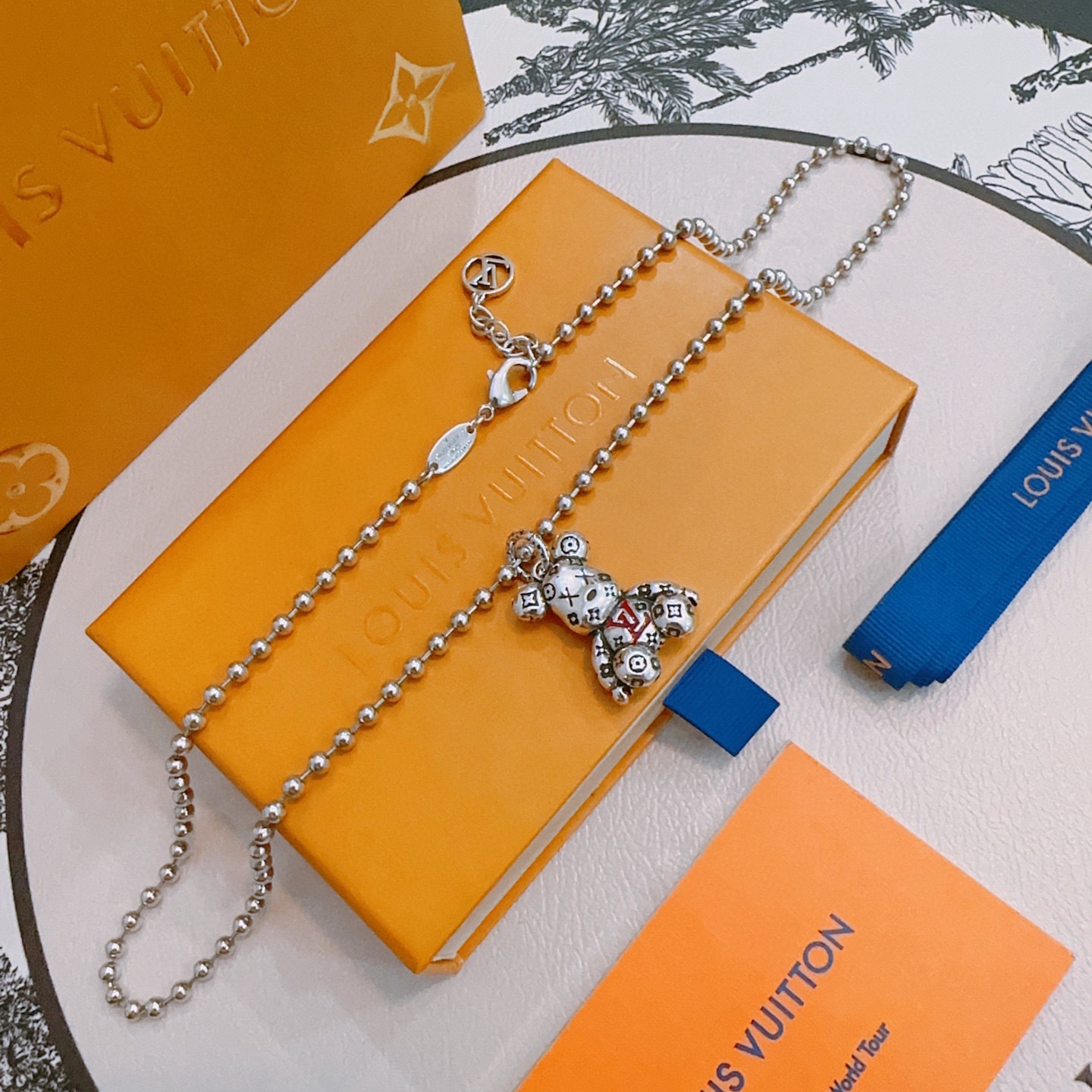 NO:603787,LV Louis Vuitton necklace original single goods counter new open mold retro trendy fashion must-have. Can be worn by both men and women. The same style for couples. Rock punk Thai silver style. Retro elements. Trendy and versatile. The same necklace from the official website. The latest chain has a higher grade. Star classic necklace series retro silver necklace. The chain length is 60 cm and the length can be changed. The details are distressed. Non-market glossy version. This model has been on the market. This is a hot-selling model in LV. It goes well with trendy clothes, jewelry boutiques, louis vuitton, louis  vuitton,necklace19860909LV路易威登项链原单货专柜新款开模复古潮流时尚必备 男女均可佩戴 情侣款同款 摇滚朋克泰银风格 复古元素 潮流百搭 官网同款项链最新款链条档次更高明星经典款项链系列复古银项链 链长60厘米可改长度 细节对版做旧处理 非市面亮面版型 这款一直在出 LV里面热卖款 非常好搭配潮流衣服,饰品精品,louis vuitton,louis vuitton,necklace,Jewelry