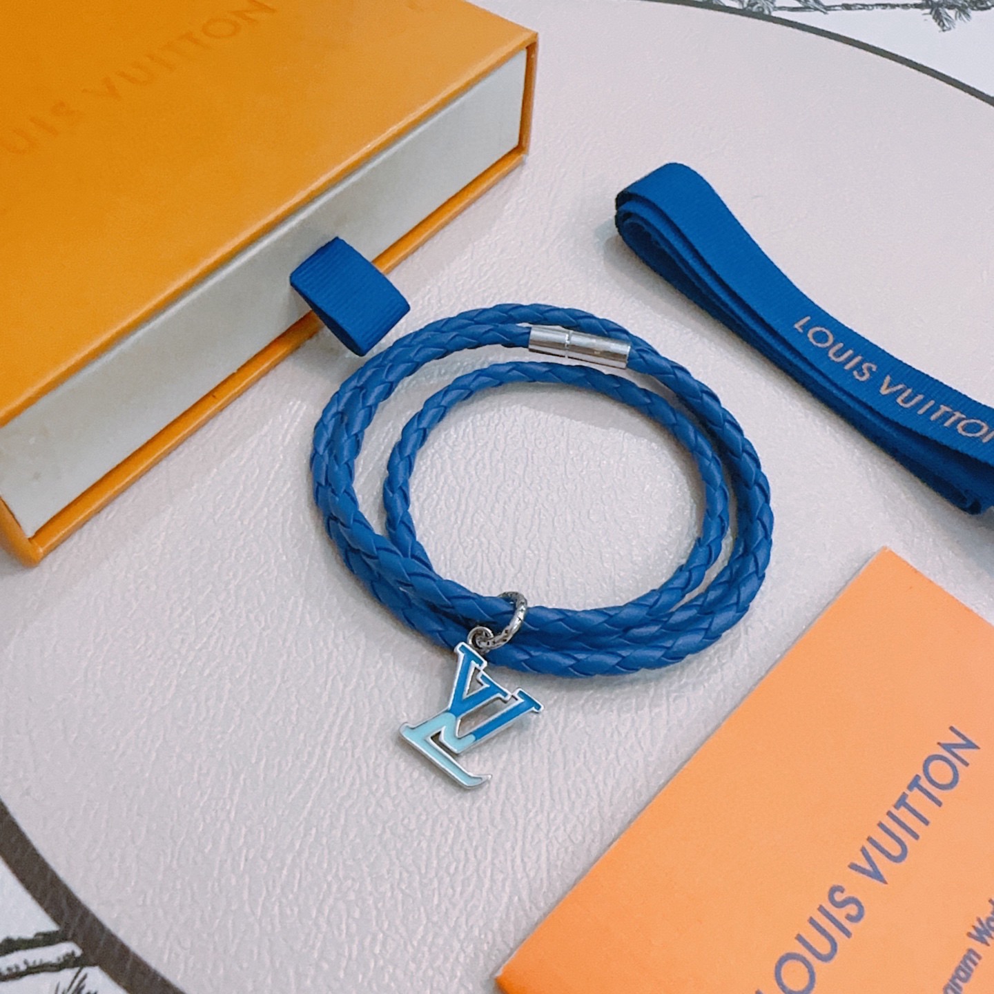 NO:603797,High-quality LV Louis Vuitton cowhide bracelet original single goods counter new open mold retro trendy fashion must-have. Can be worn by both men and women. The same style for couples. Rock punk Thai silver style. Retro elements blue low-key luxury. Trendy and versatile. The same bracelet on the official website. The latest chain has a higher grade. The star classic bracelet series is retro. The details are distressed. Not available in the market. Glossy version. This has been out. The best-selling model in LV. Very good match with trendy clothes, jewelry boutique, louis vuitton, louis  vuitton,bracelet,bracelet,cowhide19860909高品质LV路易威登牛皮手绳手链原单货专柜新款开模复古潮流时尚必备 男女均可佩戴 情侣款同款 摇滚朋克泰银风格 复古元素蓝色低调奢华 潮流百搭 官网同款手镯最新款链条档次更高明星经典款手绳系列复古 细节对版做旧处理 非市面亮面版型  这款一直在出 LV里面热卖款 非常好搭配潮流衣服,饰品精品,louis vuitton,louis vuitton,bracelet,bracelet,cowhide,Jewelry