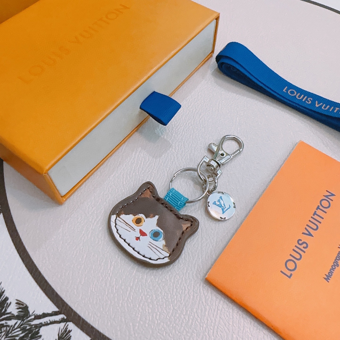 NO:603802,New product release LV keychain LV bag buckle The latest bag charms are of a higher grade Stars have the same style Anger Forest series classic models co-branded design concept keychain series The details are distressed The version is not available in the market glossy version This has been out of the LV best-selling model Very good match with trendy backpacks, jewelry boutiques, louis vuitton, backpacks, keychain19860909新品发布LV钥匙扣 lv包包扣 最新款包包挂饰档次更高明星同款Anger Forest系列经典款联名设计理念钥匙扣系列 细节对版做旧处理 非市面亮面版型 这款一直在出 lv里面热卖款 非常好搭配潮流背包,饰品精品,louis vuitton,backpacks,keychain,Jewelry