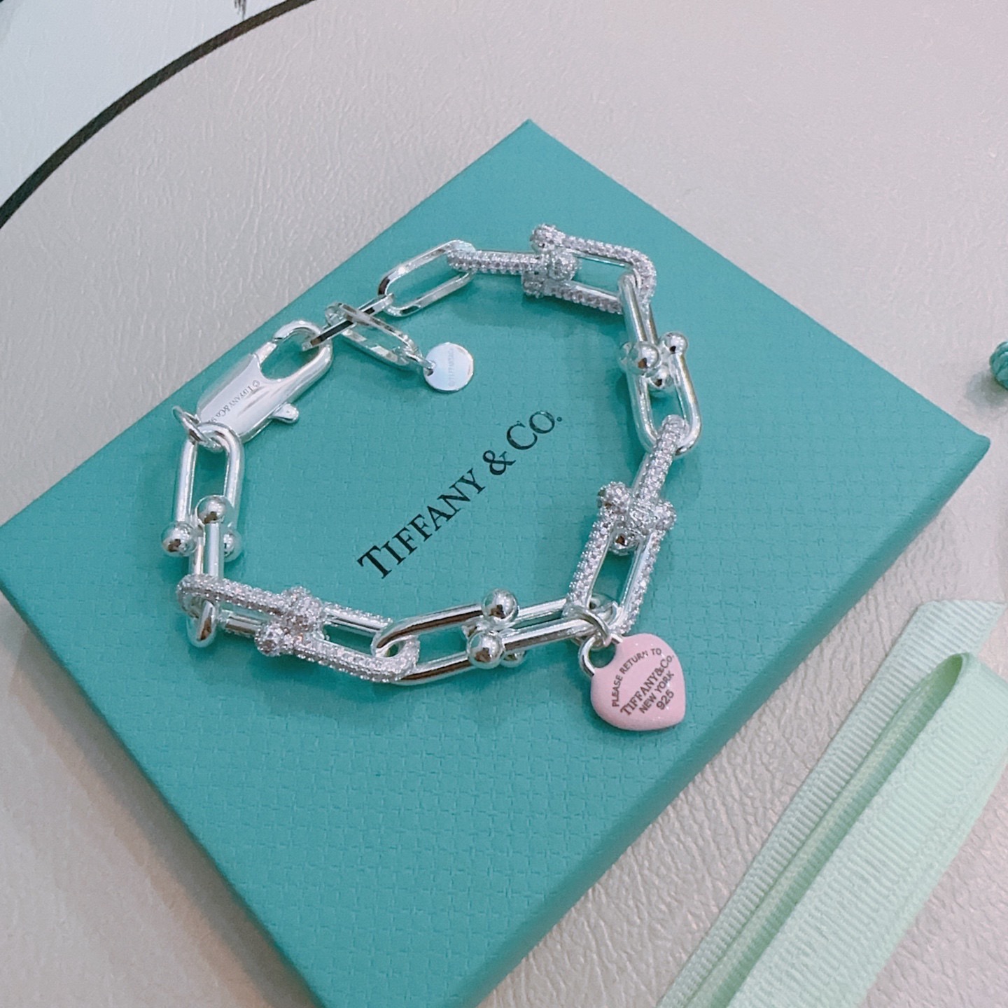 NO:603810,New Pink Diamond Tiffany Bracelet TIFFNY&CO. Counter Seiko Silver Version Same Style as Stars Retro Old Style Original Re-Engraved Purely Handmade ~ Genuine Open Mold Trendy Fashion Must-Have Can Be Weared by Men and Women Same Style for Couples Rock and Punk Silver Style Trendy and Versatile Same Style as Official Website, Boutique Jewelry, Tiffany, Bracelet19860909新款粉钻蒂芙尼手链TIFFNY&CO. 专柜精工银版本明星同款 复古做旧风 原版复刻 纯手工打造 ～正品开模潮流时尚必备 男女均可佩戴 情侣款同款 摇滚朋克银风格 潮流百搭 官网同款,饰品精品,tiffany,bracelet,Jewelry