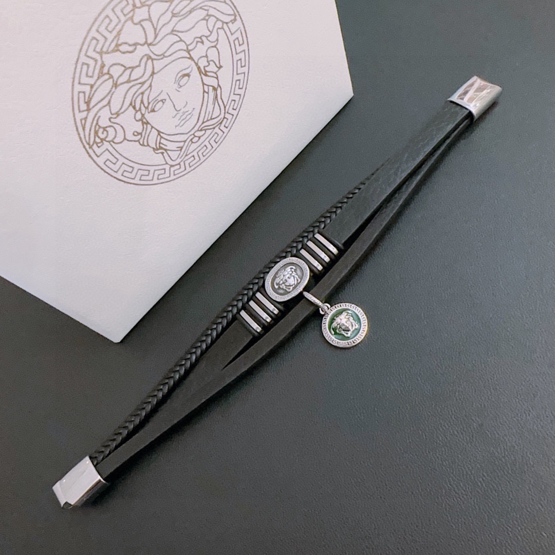 NO:603811,High-quality Versace Dumeisha logo cowhide bracelet, handsome and cool, while revealing a hint of uninhibited freedom, showing a different kind of fun charm, exquisite workmanship, absolutely high-end style, equivalent to the original product, the length is 22cm adjustable and changeable, fine jewelry, versace, versace, bracelet, cowhide19860909高品质Versace 范思哲 杜美莎标志牛皮手绳手链 帅气酷炫 同时透露着一丝不羁的自由气息 展现别样趣味魅力 做工精致 绝对高逼格 等同正品 长度22cm可调节可更改,饰品精品,versace,versace,bracelet,cowhide,Jewelry