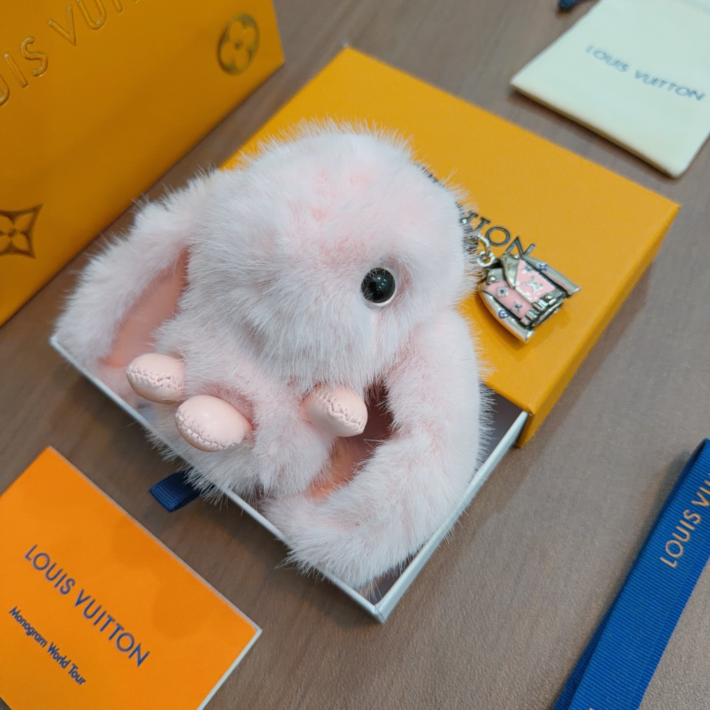 NO:641795,New product release LV keychain LV bag buckle The latest bag charms are of a higher grade Stars have the same style Anger Forest series classic models co-branded design concept keychain series The details are distressed The version is not available in the market glossy version This has been out of the LV best-selling model Very good match with trendy backpacks, jewelry boutiques, louis vuitton, backpacks, keychain19860909新品发布LV钥匙扣 lv包包扣 最新款包包挂饰档次更高明星同款Anger Forest系列经典款联名设计理念钥匙扣系列 细节对版做旧处理 非市面亮面版型 这款一直在出 lv里面热卖款 非常好搭配潮流背包,饰品精品,louis vuitton,backpacks,keychain,Jewelry