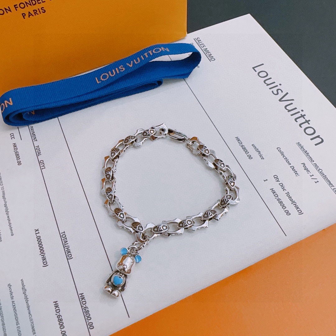 NO:641780,High-quality Louis Vuitton LV bracelet original item counter new open mold retro trendy fashion must-have. Can be worn by both men and women. The same style for couples. Rock punk Thai silver style. Retro elements. Trendy and versatile. The same necklace on the official website. The latest chain has a higher grade. Celebrity classic bracelet. Cuban chain series. Retro silver bracelet. The length of the chain is 22cm.  Very easy to match with trendy clothes, fine jewelry, louis vuitton, louis vuitton, necklace, bracelet19860909高品质路易威登LV手链原单货专柜新款开模复古潮流时尚必备 男女均可佩戴 情侣款同款 摇滚朋克泰银风格 复古元素 潮流百搭 官网同款项链最新款链条档次更高明星经典款手链古巴链系列复古银手链 链长码数22cm20cm18cm可改长度 细节对版做旧处理 非市面亮面版型 这款一直在出 LV里面热卖款 非常好搭配潮流衣服,饰品精品,louis vuitton,louis vuitton,necklace,bracelet,Jewelry