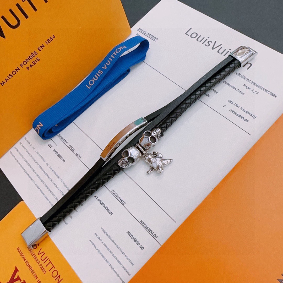 NO:641782,Louis Vuitton LV cowhide bracelet original single goods counter new open mold retro trendy fashion must-have. Can be worn by both men and women. The same style for couples. Rock punk Thai silver style. Retro elements. Trendy and versatile. The same necklace on the official website. The latest chain has a higher grade. Celebrity classic bracelet. Cuban chain series. Retro silver bracelet. Details are distressed. Not available in the market. Glossy version. This has been out. This is a hot-selling model in LV. It goes well with trendy clothes, fine jewelry, louis vuitton, louis  vuitton,necklace,bracelet,cowhide19860909路易威登LV牛皮手链原单货专柜新款开模复古潮流时尚必备 男女均可佩戴 情侣款同款 摇滚朋克泰银风格 复古元素 潮流百搭 官网同款项链最新款链条档次更高明星经典款手链古巴链系列复古银手链 细节对版做旧处理 非市面亮面版型 这款一直在出 LV里面热卖款 非常好搭配潮流衣服,饰品精品,louis vuitton,louis vuitton,necklace,bracelet,cowhide,Jewelry