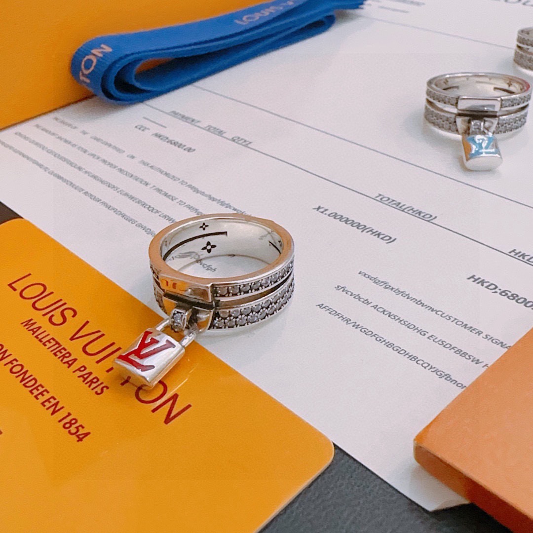 NO:641505,High-quality Louis Vuitton LV ring original item counter new open mold retro trendy fashion must-have. Can be worn by both men and women. The same style for couples. Rock punk Thai silver style. Retro elements. Trendy and versatile. The latest version of the same necklace on the official website is higher grade. Celebrity classic series retro silver ring. Number of codes: 7 8 9 10 11. Details are distressed. Not available in the market. Glossy version. This has been on the market. This is a hot-selling model in LV. It goes well with trendy clothes, high-quality jewelry, and Louis Vuitton.  vuitton,louis vuitton,necklace,ring19860909高品质路易威登LV戒指原单货专柜新款开模复古潮流时尚必备 男女均可佩戴 情侣款同款 摇滚朋克泰银风格 复古元素 潮流百搭 官网同款项链最新款档次更高明星经典款系列复古银戒指 码数7 8 9 10 11 细节对版做旧处理 非市面亮面版型 这款一直在出 LV里面热卖款 非常好搭配潮流衣服,饰品精品,louis vuitton,louis vuitton,necklace,ring,Jewelry