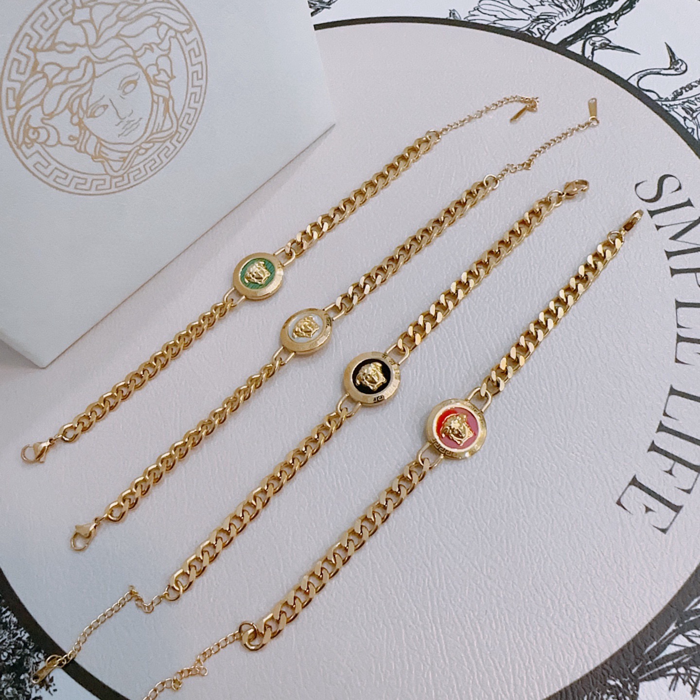 NO:604269,Versace necklace Medusa avatar original single goods counter new open mold retro trendy fashion must-have. Can be worn by both men and women. Same style for couples. Rock punk Thai silver style. Retro elements. Trendy and versatile. The same bracelet on the official website. The latest chain has a higher grade. Star classic necklace series retro bracelet. The chain length is adjustable. The details are distressed. Non-market glossy version. This one has been out. The best-selling model in Versace.  Very easy to match with trendy clothes, fine jewelry, versace, necklace, bracelet19860909范思哲项链美杜莎头像原单货专柜新款开模复古潮流时尚必备 男女均可佩戴 情侣款同款 摇滚朋克泰银风格 复古元素 潮流百搭 官网同款手链最新款链条档次更高明星经典款项链系列复古手链 链长可调节 细节对版做旧处理 非市面亮面版型 这款一直在出 范思哲里面热卖款 非常好搭配潮流衣服,饰品精品,versace,necklace,bracelet,Jewelry