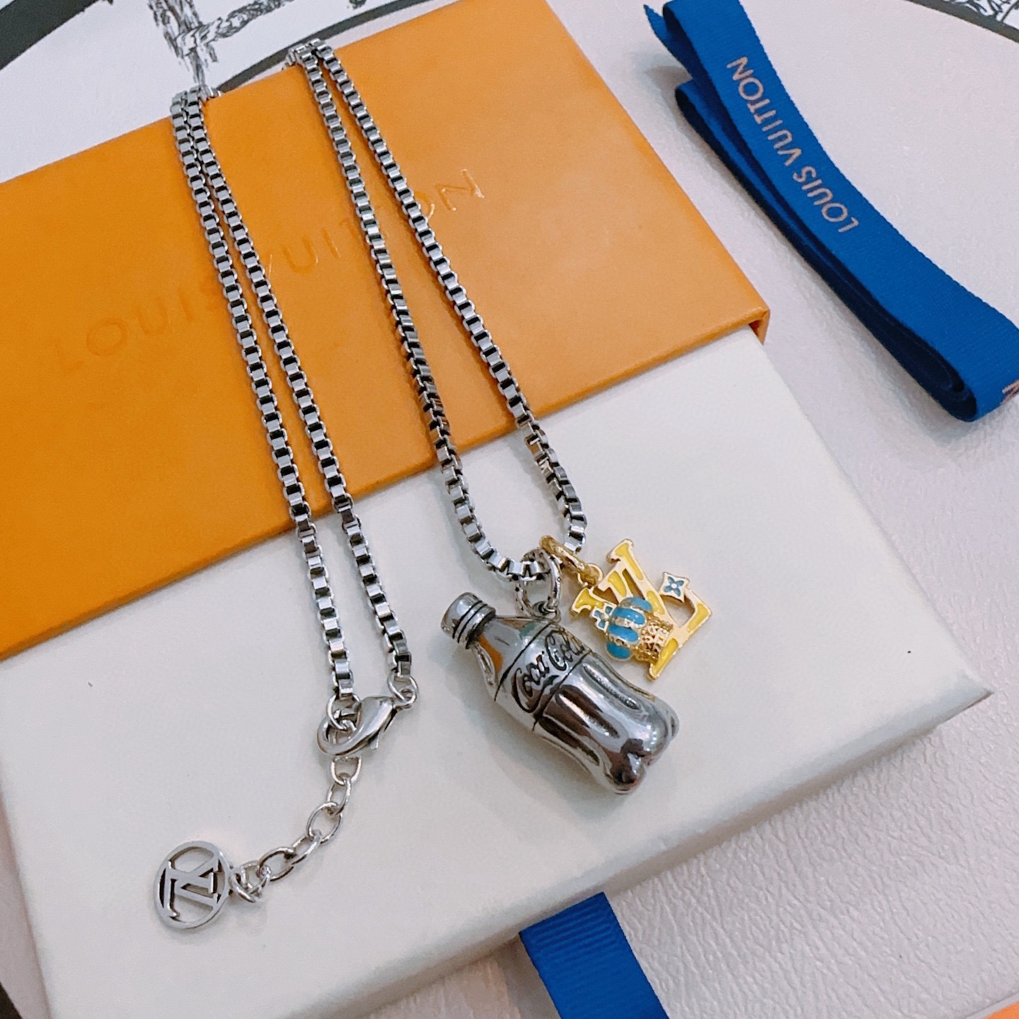 NO:604281,LV Louis Vuitton necklace original single goods counter new open mold retro trendy fashion must-have. Can be worn by both men and women. The same style for couples. Rock punk Thai silver style. Retro elements. Trendy and versatile. The same necklace from the official website. The latest chain has a higher grade. Star classic necklace series retro silver necklace. The chain length is 60 cm and the length can be changed. The details are distressed. Non-market glossy version. This model has been on the market. This is a hot-selling model in LV. It goes well with trendy clothes, jewelry boutiques, louis vuitton, louis  vuitton,necklace19860909LV路易威登项链原单货专柜新款开模复古潮流时尚必备 男女均可佩戴 情侣款同款 摇滚朋克泰银风格 复古元素 潮流百搭 官网同款项链最新款链条档次更高明星经典款项链系列复古银项链 链长60厘米可改长度 细节对版做旧处理 非市面亮面版型 这款一直在出 LV里面热卖款 非常好搭配潮流衣服,饰品精品,louis vuitton,louis vuitton,necklace,Jewelry