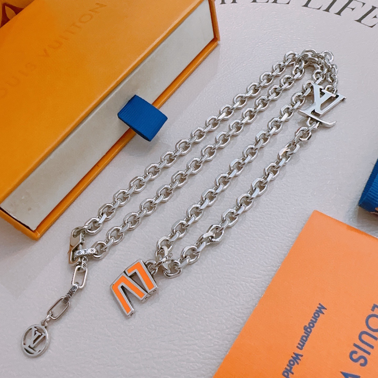 NO:604293,LV Louis Vuitton necklace original single goods counter new open mold retro trendy fashion must-have. Can be worn by both men and women. The same style for couples. Rock punk Thai silver style. Retro elements. Trendy and versatile. The same necklace from the official website. The latest chain has a higher grade. Star classic necklace series retro silver necklace. The chain length is 60 cm and the length can be changed. The details are distressed. Non-market glossy version. This model has been on the market. This is a hot-selling model in LV. It goes well with trendy clothes, jewelry boutiques, louis vuitton, louis  vuitton,necklace19860909LV路易威登项链原单货专柜新款开模复古潮流时尚必备 男女均可佩戴 情侣款同款 摇滚朋克泰银风格 复古元素 潮流百搭 官网同款项链最新款链条档次更高明星经典款项链系列复古银项链 链长60厘米可改长度 细节对版做旧处理 非市面亮面版型 这款一直在出 LV里面热卖款 非常好搭配潮流衣服,饰品精品,louis vuitton,louis vuitton,necklace,Jewelry