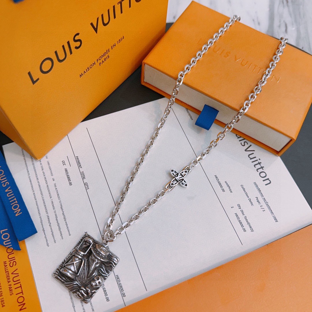 NO:604303,Louis Vuitton LV necklace original single goods counter new open mold retro trendy fashion must-have. Can be worn by both men and women. The same style for couples. Rock punk Thai silver style. Retro elements. Trendy and versatile. The latest chain of the same necklace on the official website is higher grade. Star classic necklace series retro silver necklace. The chain length is 60 cm and the length can be changed. The details are distressed. Non-market glossy version. This has been on the market. This is a hot-selling model in LV. It goes well with trendy clothes, jewelry boutiques, louis vuitton, louis  vuitton,necklace19860909路易威登 LV项链原单货专柜新款开模复古潮流时尚必备 男女均可佩戴 情侣款同款 摇滚朋克泰银风格 复古元素 潮流百搭 官网同款项链最新款链条档次更高明星经典款项链系列复古银项链 链长60厘米可改长度 细节对版做旧处理 非市面亮面版型 这款一直在出 LV里面热卖款 非常好搭配潮流衣服,饰品精品,louis vuitton,louis vuitton,necklace,Jewelry