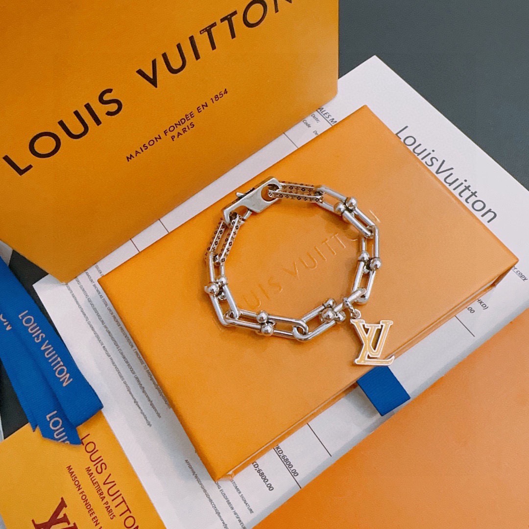 NO:604308,High-quality LV Louis Vuitton bracelet original item counter new mold opening retro trendy fashion must-have. Can be worn by both men and women. Same style for couples. Rock punk Thai silver style. Retro elements. Trendy and versatile. The latest chain of the same necklace on the official website has a higher grade. Celebrity classic necklace series retro silver bracelet. The length of the chain is 22cm.  Very easy to match with trendy clothes, fine jewelry, louis vuitton, louis vuitton, necklace, bracelet19860909高品质LV路易威登手链原单货专柜新款开模复古潮流时尚必备 男女均可佩戴 情侣款同款 摇滚朋克泰银风格 复古元素 潮流百搭 官网同款项链最新款链条档次更高明星经典款项链系列复古银手链 链长码数22cm20cm18cm可改长度 细节对版做旧处理 非市面亮面版型 这款一直在出 LV里面热卖款 非常好搭配潮流衣服,饰品精品,louis vuitton,louis vuitton,necklace,bracelet,Jewelry