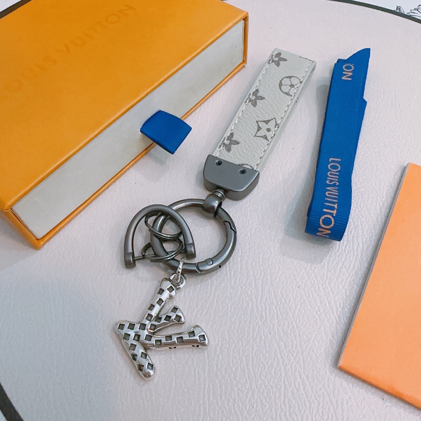 NO:604316,New product release LV keychain LV bag buckle The latest bag charms are of a higher grade Stars have the same style Anger Forest series classic models co-branded design concept keychain series The details are distressed The version is not available in the market glossy version This has been out of the LV best-selling model Very good match with trendy backpacks, jewelry boutiques, louis vuitton, backpacks, keychain19860909新品发布LV钥匙扣 lv包包扣 最新款包包挂饰档次更高明星同款Anger Forest系列经典款联名设计理念钥匙扣系列 细节对版做旧处理 非市面亮面版型 这款一直在出 lv里面热卖款 非常好搭配潮流背包,饰品精品,louis vuitton,backpacks,keychain,Jewelry