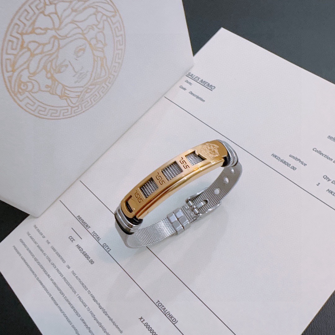 NO:604343,Versace Dumeisha logo bracelet is handsome and cool, and at the same time reveals a hint of uninhibited freedom, showing a different kind of interesting charm. It has exquisite workmanship and is inlaid with diamonds. It is absolutely high-end. It is equivalent to genuine products, fine jewelry, versace,versace,bracelet.19860909Versace 范思哲 杜美莎标志手链 帅气酷炫 同时透露着一丝不羁的自由气息 展现别样趣味魅力 做工精致钻镶嵌 绝对高逼格 等同正品,饰品精品,versace,versace,bracelet,Jewelry