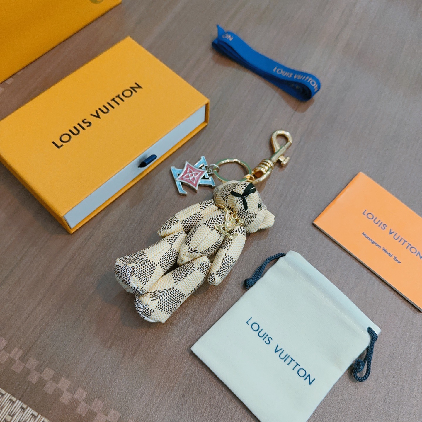 NO:604360,New product release LV keychain LV bag buckle The latest bag charms are of higher quality Stars have the same style Anger Forest series classic models co-branded design concept keychain series The details are distressed The version is not available in the market glossy version This has been coming out. The best-selling model in LV Very easy to match Trendy backpacks, jewelry boutiques, louis vuitton, backpacks, keychain19860909新品发布LV钥匙扣 lv包包扣 最新款包包挂饰档次更高明星同款Anger Forest系列经典款联名设计理念钥匙扣系列 细节对版做旧处理 非市面亮面版型 这款一直在出 lv里面热卖款 非常好搭配 潮流背包,饰品精品,louis vuitton,backpacks,keychain,Jewelry