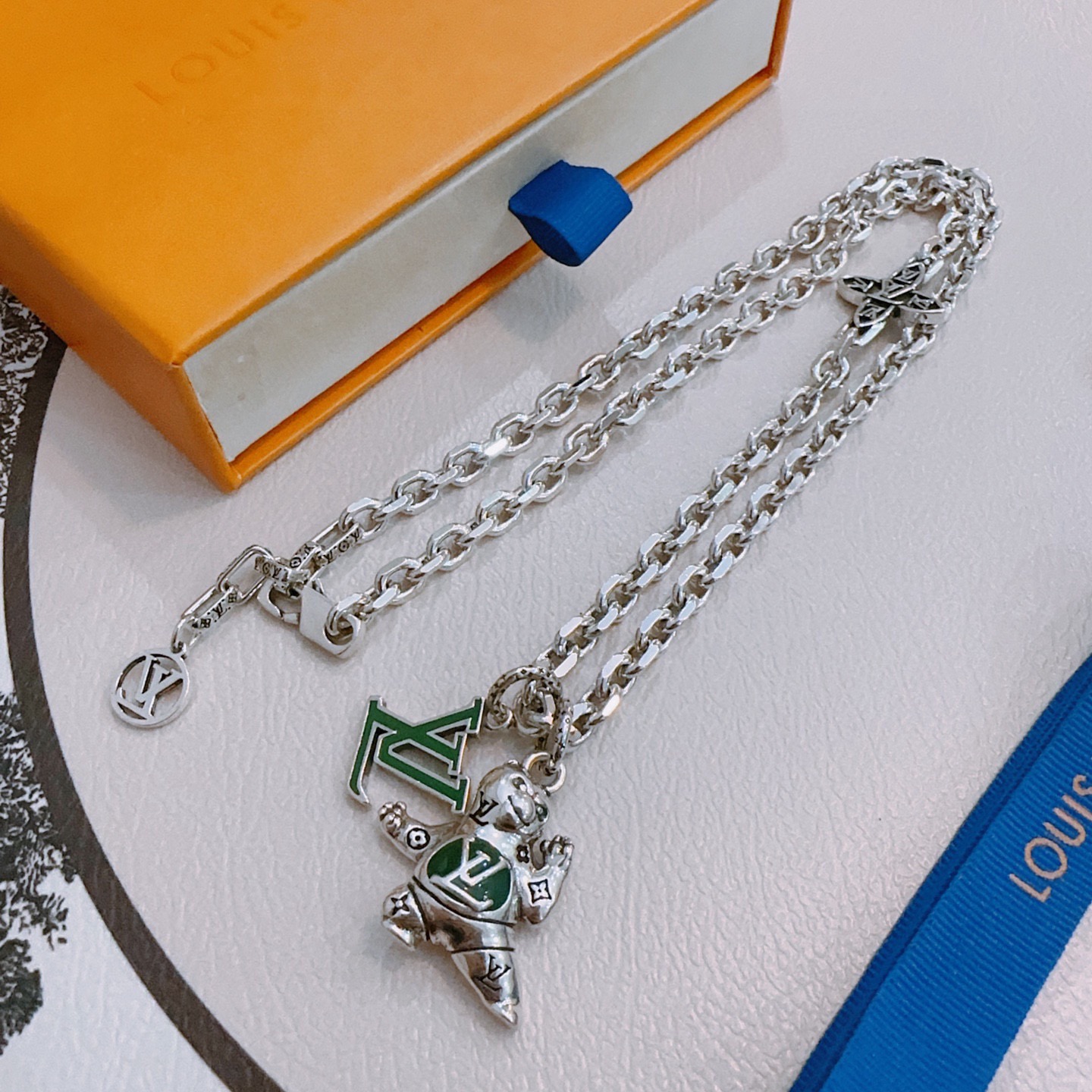 P180 路易威登 LV项链🇷🇼原单货🇷🇼专柜新款开模复古潮流时尚必备 男女均可佩戴 情侣款同款 摇滚朋克泰银风格 复古元素 潮流百搭 官网同款项链最新款链条档次更高明星经典款项链系列复古银项链
链长60厘米可改长度
细节对版做旧处理 非市面亮面版型
这款一直在出 LV里面热卖款 非常好搭配潮流衣服👔🥿