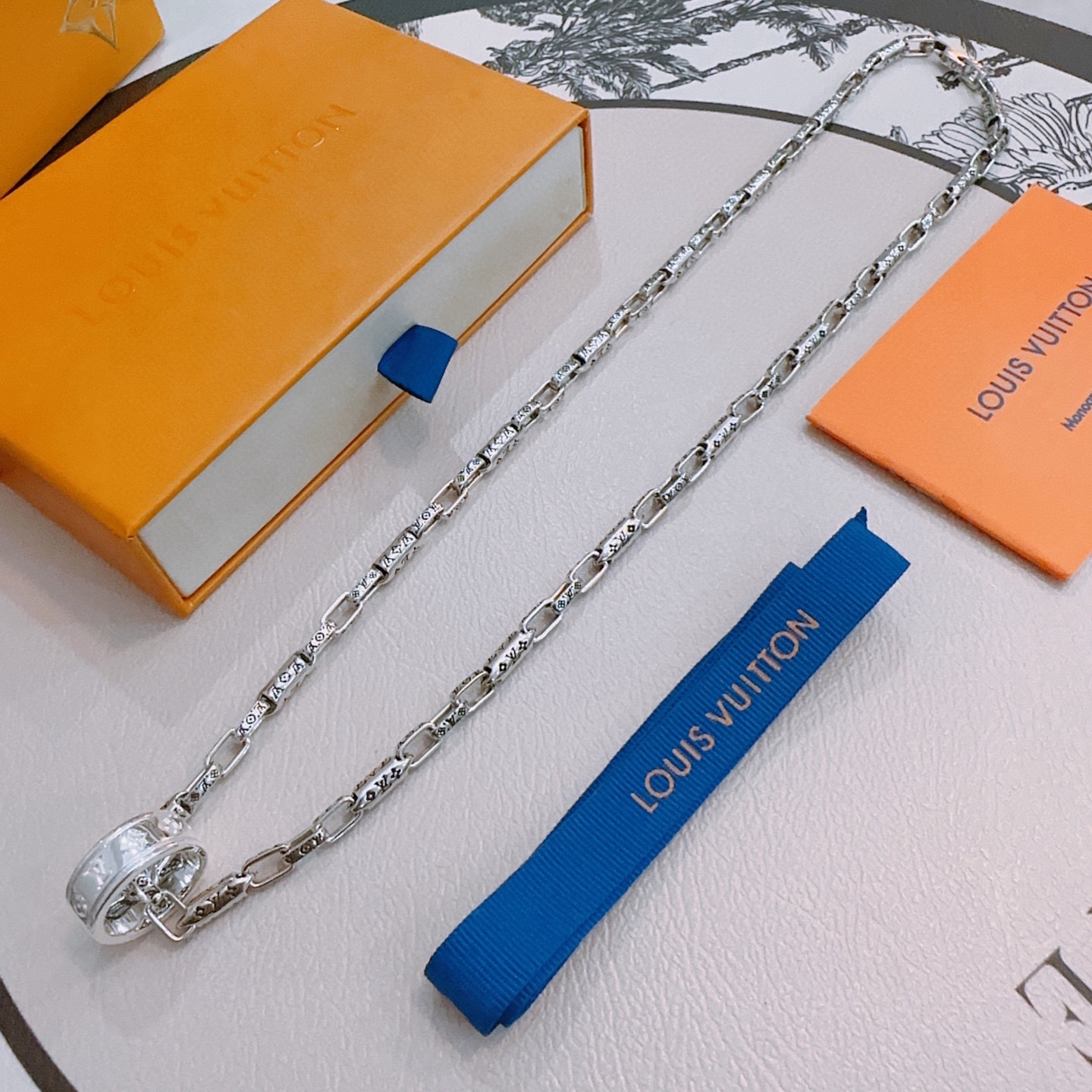 NO:641511,Louis Vuitton LV necklace original single goods counter new open mold retro trendy fashion must-have. Can be worn by both men and women. The same style for couples. Rock punk Thai silver style. Retro elements. Trendy and versatile. The latest chain of the same necklace on the official website is higher grade. Star classic necklace series retro silver necklace. The chain length is 60 cm and the length can be changed. The details are distressed. Non-market glossy version. This has been on the market. This is a hot-selling model in LV. It goes well with trendy clothes, jewelry boutiques, louis vuitton, louis  vuitton,necklace19860909路易威登 LV项链原单货专柜新款开模复古潮流时尚必备 男女均可佩戴 情侣款同款 摇滚朋克泰银风格 复古元素 潮流百搭 官网同款项链最新款链条档次更高明星经典款项链系列复古银项链 链长60厘米可改长度 细节对版做旧处理 非市面亮面版型 这款一直在出 LV里面热卖款 非常好搭配潮流衣服,饰品精品,louis vuitton,louis vuitton,necklace,Jewelry