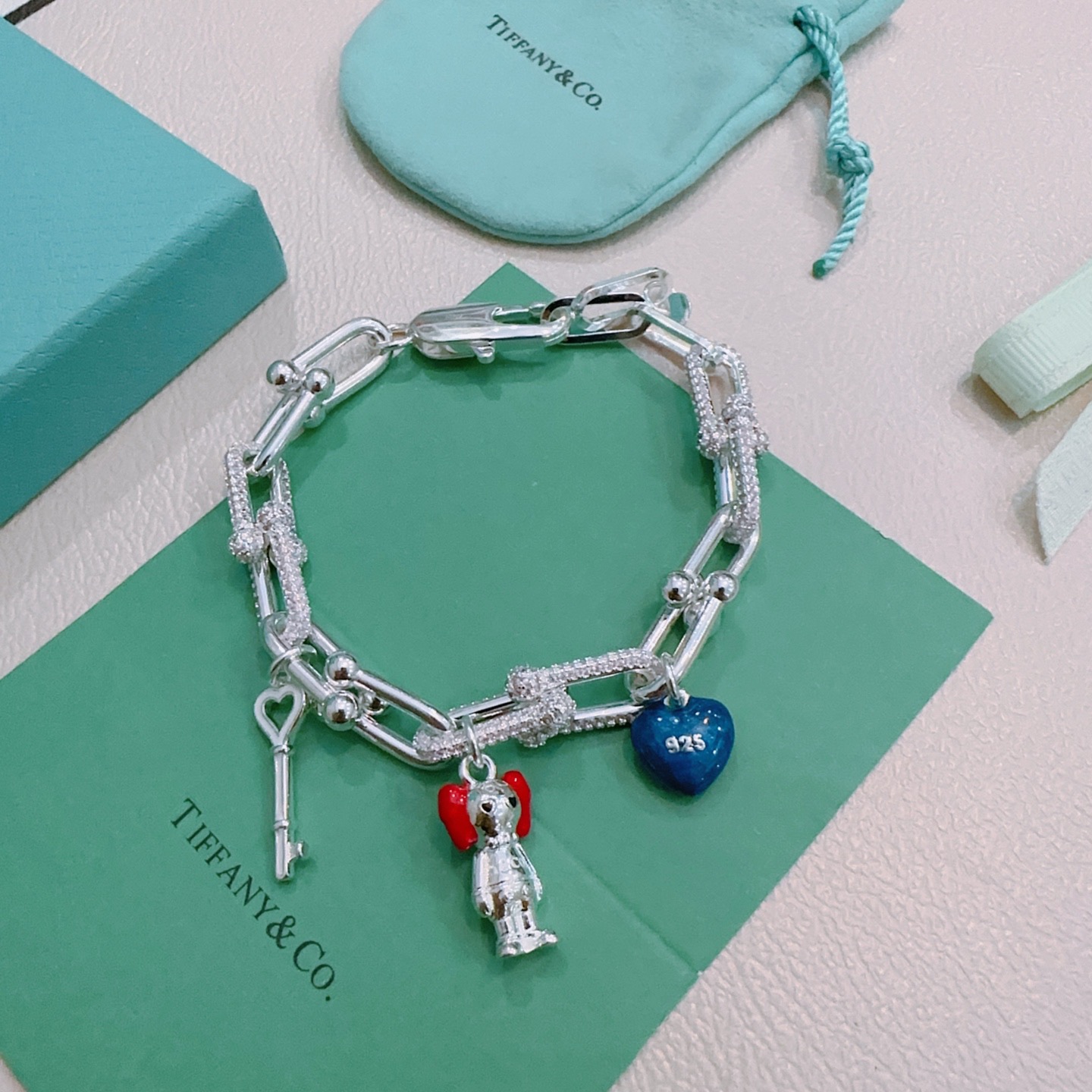 NO:641524,New Pink Diamond Tiffany Bracelet TIFFNY&CO. Counter Seiko Silver Version Same Style as Stars Retro Old Style Original Re-Engraved Purely Handmade ~ Genuine Open Mold Trendy Fashion Must-Have Can Be Weared by Men and Women Same Style for Couples Rock and Punk Silver Style Trendy and Versatile Same Style as Official Website, Boutique Jewelry, Tiffany, Bracelet19860909新款粉钻蒂芙尼手链TIFFNY&CO. 专柜精工银版本明星同款 复古做旧风 原版复刻 纯手工打造 ～正品开模潮流时尚必备 男女均可佩戴 情侣款同款 摇滚朋克银风格 潮流百搭 官网同款,饰品精品,tiffany,bracelet,Jewelry