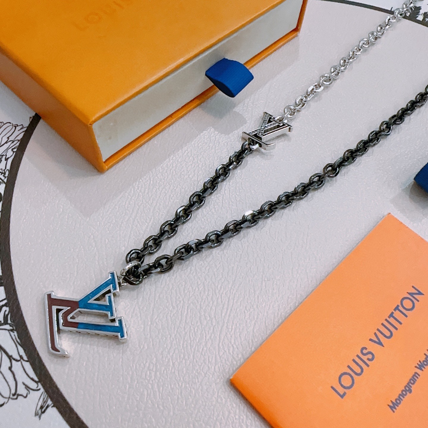 ❤️170包邮/原单代购级别
路易威登LV项链🇷🇼原单货🇷🇼专柜新款开模复古潮流时尚必备 男女均可佩戴 情侣款同款 摇滚朋克泰银风格 复古元素 潮流百搭 官网同款项链最新款链条档次更高明星经典款项链系列复古银项链
链长60厘米可改长度
细节对版做旧处理 非市面亮面版型 
这款一直在出 LV里面热卖款 非常好搭配潮流衣服👔🥿