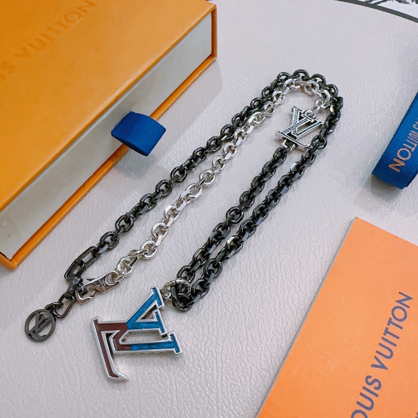 ❤️170包邮/原单代购级别
路易威登LV项链🇷🇼原单货🇷🇼专柜新款开模复古潮流时尚必备 男女均可佩戴 情侣款同款 摇滚朋克泰银风格 复古元素 潮流百搭 官网同款项链最新款链条档次更高明星经典款项链系列复古银项链
链长60厘米可改长度
细节对版做旧处理 非市面亮面版型 
这款一直在出 LV里面热卖款 非常好搭配潮流衣服👔🥿
