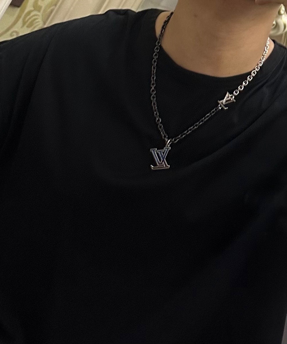 ❤️170包邮/原单代购级别
路易威登LV项链🇷🇼原单货🇷🇼专柜新款开模复古潮流时尚必备 男女均可佩戴 情侣款同款 摇滚朋克泰银风格 复古元素 潮流百搭 官网同款项链最新款链条档次更高明星经典款项链系列复古银项链
链长60厘米可改长度
细节对版做旧处理 非市面亮面版型 
这款一直在出 LV里面热卖款 非常好搭配潮流衣服👔🥿