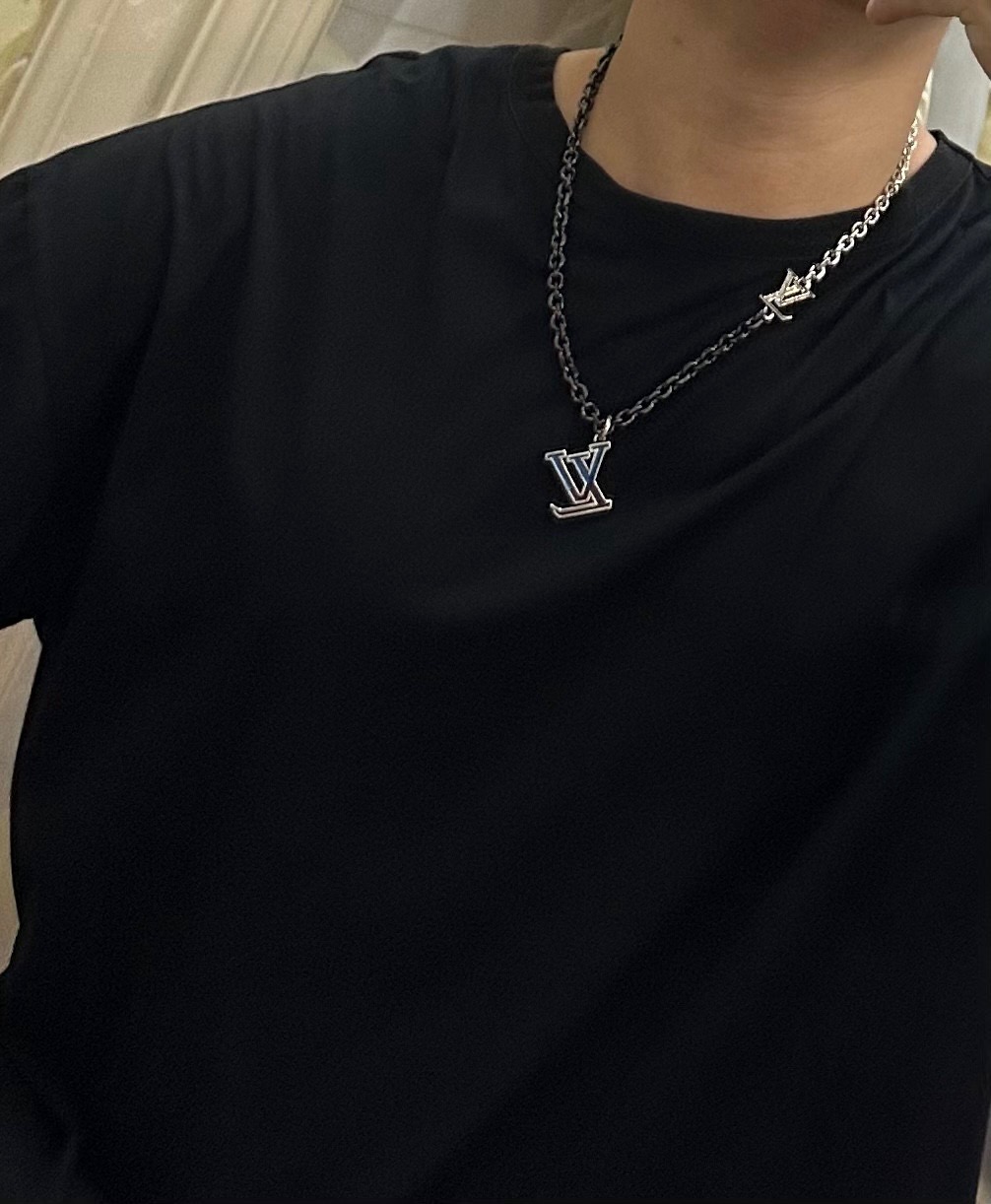 ❤️170包邮/原单代购级别
路易威登LV项链🇷🇼原单货🇷🇼专柜新款开模复古潮流时尚必备 男女均可佩戴 情侣款同款 摇滚朋克泰银风格 复古元素 潮流百搭 官网同款项链最新款链条档次更高明星经典款项链系列复古银项链
链长60厘米可改长度
细节对版做旧处理 非市面亮面版型 
这款一直在出 LV里面热卖款 非常好搭配潮流衣服👔🥿