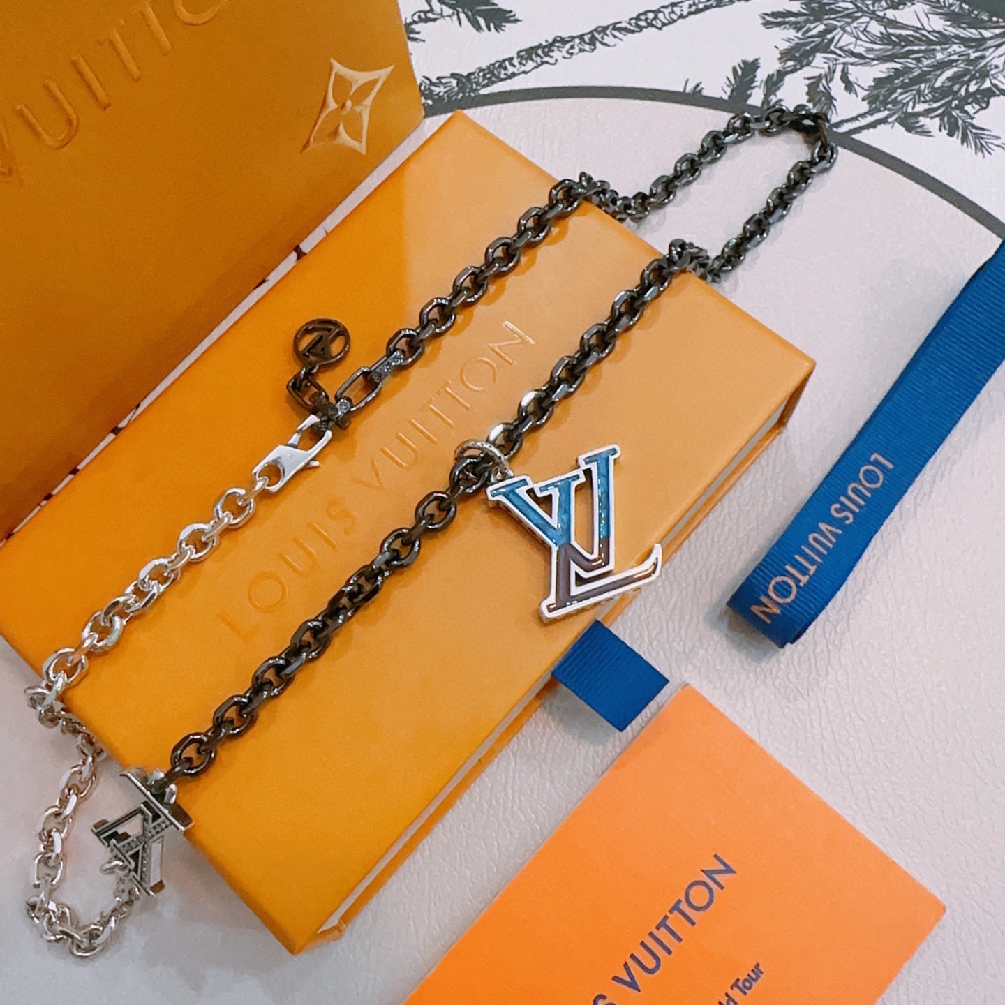 ❤️170包邮/原单代购级别
路易威登LV项链🇷🇼原单货🇷🇼专柜新款开模复古潮流时尚必备 男女均可佩戴 情侣款同款 摇滚朋克泰银风格 复古元素 潮流百搭 官网同款项链最新款链条档次更高明星经典款项链系列复古银项链
链长60厘米可改长度
细节对版做旧处理 非市面亮面版型 
这款一直在出 LV里面热卖款 非常好搭配潮流衣服👔🥿