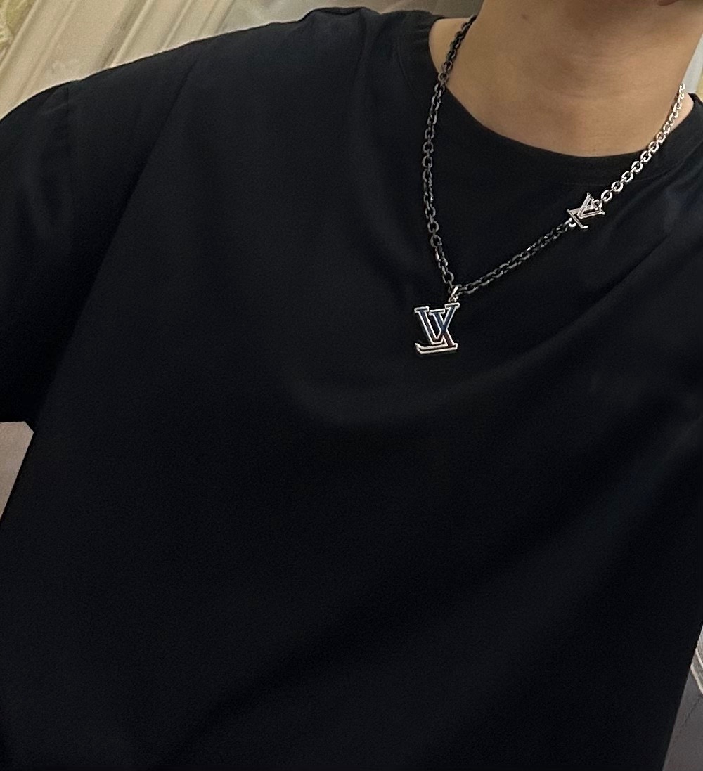 ❤️170包邮/原单代购级别
路易威登LV项链🇷🇼原单货🇷🇼专柜新款开模复古潮流时尚必备 男女均可佩戴 情侣款同款 摇滚朋克泰银风格 复古元素 潮流百搭 官网同款项链最新款链条档次更高明星经典款项链系列复古银项链
链长60厘米可改长度
细节对版做旧处理 非市面亮面版型 
这款一直在出 LV里面热卖款 非常好搭配潮流衣服👔🥿