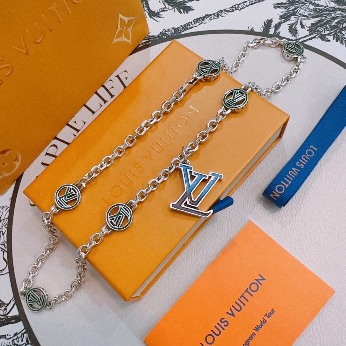 NO:641784,Louis Vuitton LV necklace original single goods counter new open mold retro trendy fashion must-have. Can be worn by both men and women. The same style for couples. Rock punk Thai silver style. Retro elements. Trendy and versatile. The same necklace from the official website. The latest chain has a higher grade. Star classic necklace series retro silver necklace. The chain length is 60 cm. The length can be changed. The details are distressed. Non-market glossy version. This model has been out of the market. This is a hot-selling model in LV. It goes well with trendy clothes, fine jewelry, louis vuitton, louis  vuitton,necklace19860909路易威登LV项链原单货专柜新款开模复古潮流时尚必备 男女均可佩戴 情侣款同款 摇滚朋克泰银风格 复古元素 潮流百搭 官网同款项链最新款链条档次更高明星经典款项链系列复古银项链 链长60厘米可改长度 细节对版做旧处理 非市面亮面版型 这款一直在出 LV里面热卖款 非常好搭配潮流衣服,饰品精品,louis vuitton,louis vuitton,necklace,Jewelry