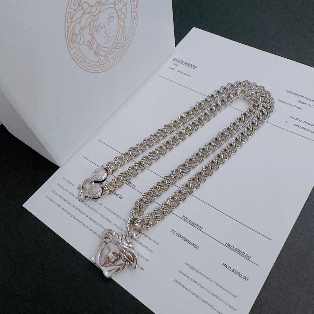 NO:641796,High-quality Versace necklace Medusa avatar original single goods counter new open mold retro trendy fashion must-have. Can be worn by both men and women. Same style for couples. Rock punk Thai silver style. Retro elements. Trendy and versatile. The same necklace from the official website. The latest chain has a higher grade. Celebrity classic necklace series retro silver necklace. The chain length is 60 cm. The length can be changed. The details are distressed. Non-market glossy version. This one has been released. The best-selling model in Versace.  Very easy to match with trendy clothes, fine jewelry, versace, necklace19860909高品质范思哲项链美杜莎头像原单货专柜新款开模复古潮流时尚必备 男女均可佩戴 情侣款同款 摇滚朋克泰银风格 复古元素 潮流百搭 官网同款项链最新款链条档次更高明星经典款项链系列复古银项链 链长60厘米可改长度 细节对版做旧处理 非市面亮面版型 这款一直在出 范思哲里面热卖款 非常好搭配潮流衣服,饰品精品,versace,necklace,Jewelry