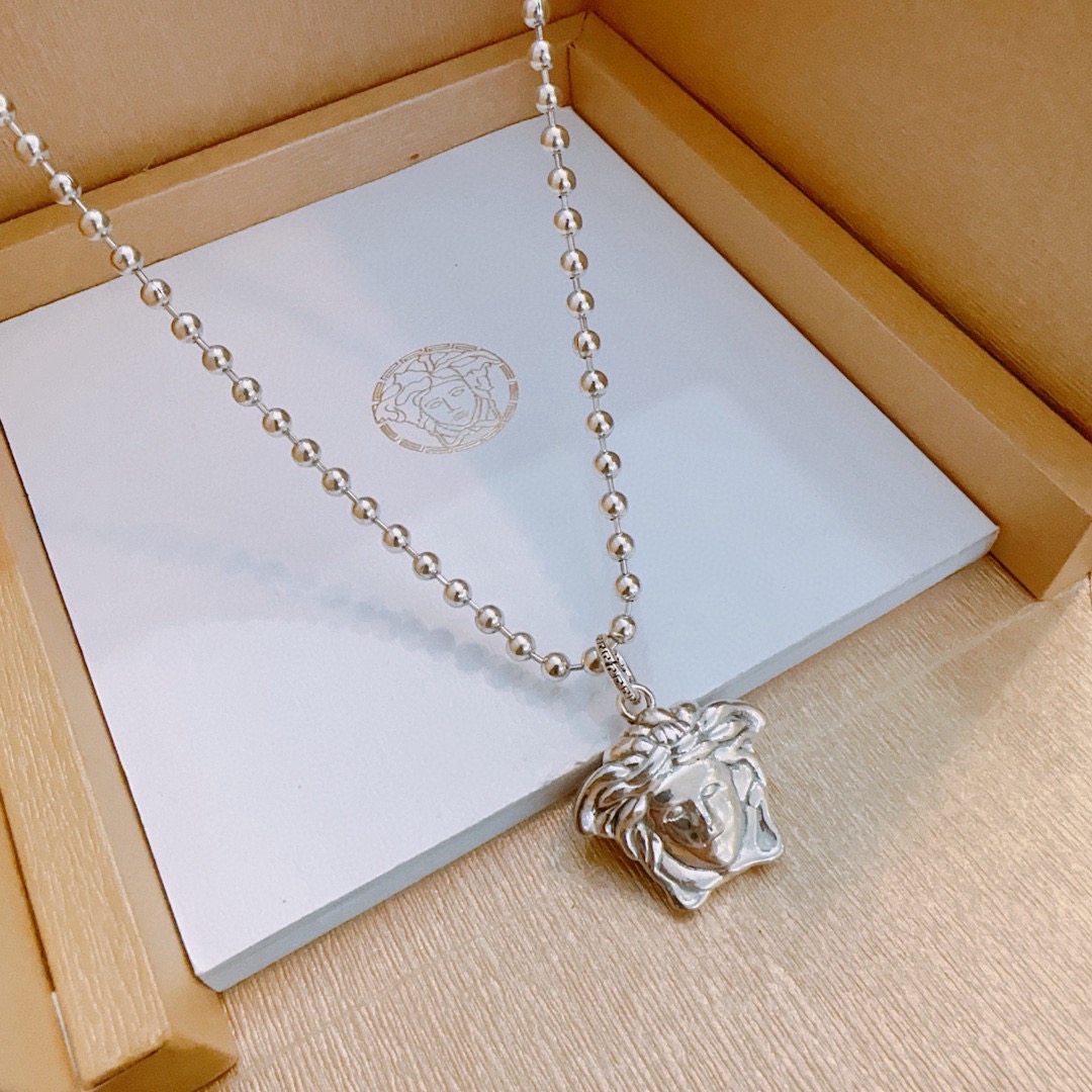 NO:641802,High-quality Versace necklace Medusa avatar original single goods counter new open mold retro trendy fashion must-have. Can be worn by both men and women. Same style for couples. Rock punk Thai silver style. Retro elements. Trendy and versatile. The same necklace from the official website. The latest chain has a higher grade. Celebrity classic necklace series retro silver necklace. The chain length is 60 cm. The length can be changed. The details are distressed. Non-market glossy version. This one has been released. The best-selling model in Versace.  Very easy to match with trendy clothes, fine jewelry, versace, necklace19860909高品质范思哲项链美杜莎头像原单货专柜新款开模复古潮流时尚必备 男女均可佩戴 情侣款同款 摇滚朋克泰银风格 复古元素 潮流百搭 官网同款项链最新款链条档次更高明星经典款项链系列复古银项链 链长60厘米可改长度 细节对版做旧处理 非市面亮面版型 这款一直在出 范思哲里面热卖款 非常好搭配潮流衣服,饰品精品,versace,necklace,Jewelry