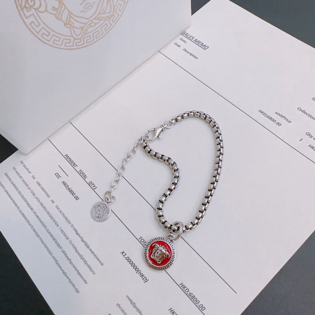 NO:641805,High-quality Versace bracelet Medusa avatar original single goods counter new open mold retro trendy fashion must-have. Can be worn by both men and women. Same style for couples. Rock punk Thai silver style. Retro elements. Trendy and versatile. The same bracelet on the official website. The latest chain has a higher grade. Celebrity classic necklace series retro silver bracelet. Number of codes: 22 20 18 (adjustable). Details are plated and distressed. Non-market glossy version. This one has been out. Best-selling model in Versace.  Very easy to match with trendy clothes, fine jewelry, versace, necklace, bracelet19860909高品质范思哲手链美杜莎头像原单货专柜新款开模复古潮流时尚必备 男女均可佩戴 情侣款同款 摇滚朋克泰银风格 复古元素 潮流百搭 官网同款手链最新款链条档次更高明星经典款项链系列复古银手链 码数22 20 18（可调节）细节对版做旧处理 非市面亮面版型 这款一直在出 范思哲里面热卖款 非常好搭配潮流衣服,饰品精品,versace,necklace,bracelet,Jewelry