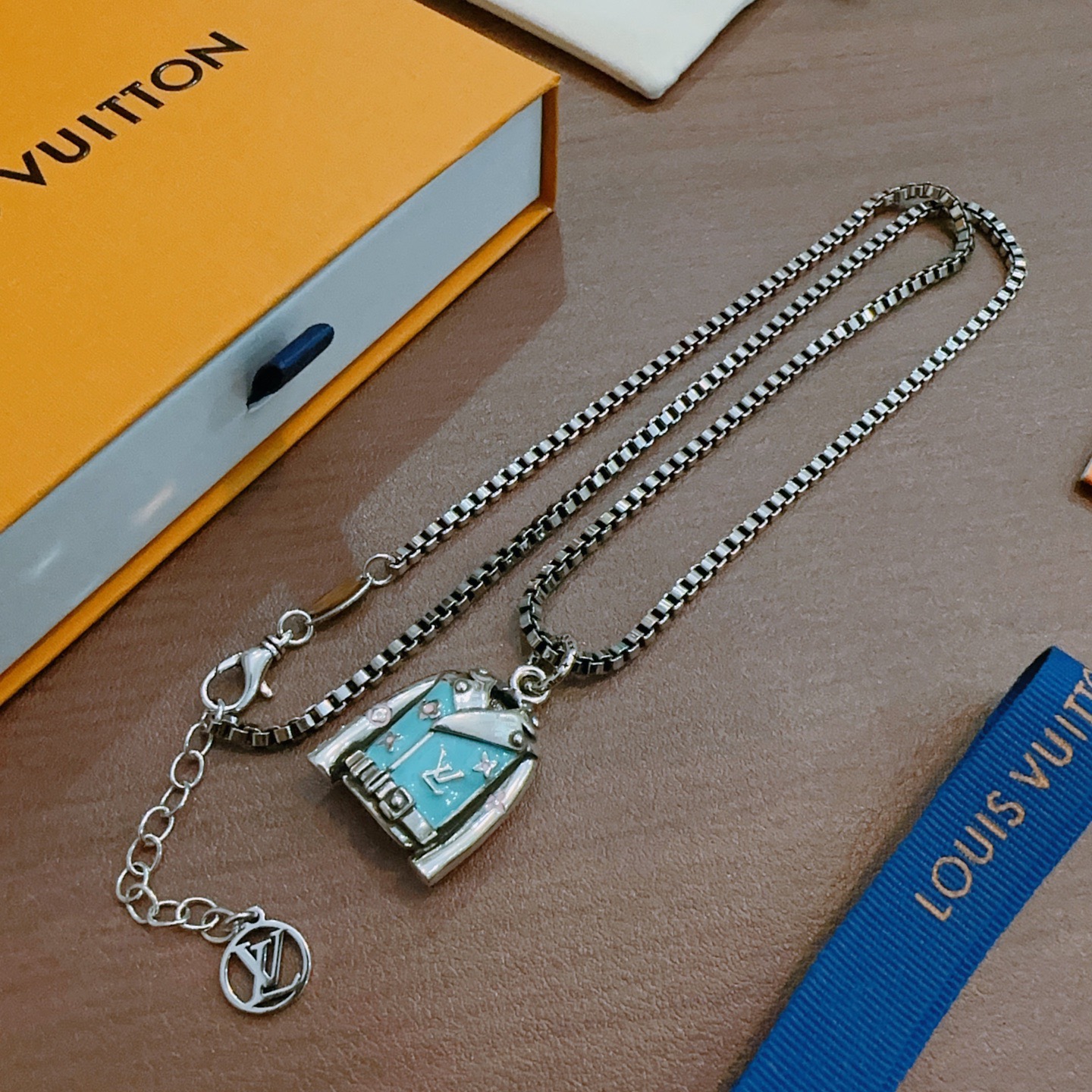 ❤️150包邮/原单代购级别
路易威登 LV项链🇷🇼原单货🇷🇼专柜新款开模复古潮流时尚必备 男女均可佩戴 情侣款同款 摇滚朋克泰银风格 复古元素 潮流百搭 官网同款项链最新款链条档次更高明星经典款项链系列复古银项链
链长60厘米可改长度
细节对版做旧处理 非市面亮面版型 
这款一直在出 LV里面热卖款 非常好搭配潮流衣服👔🥿