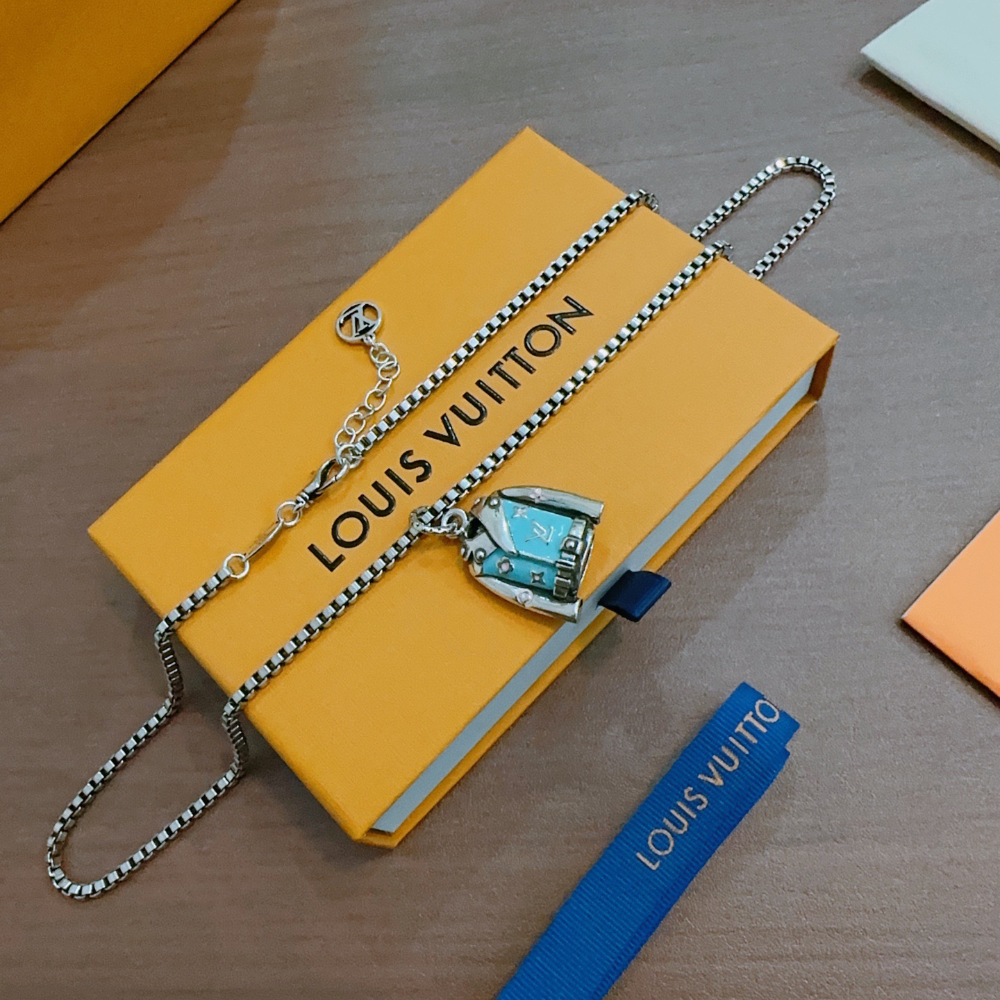 ❤️150包邮/原单代购级别
路易威登 LV项链🇷🇼原单货🇷🇼专柜新款开模复古潮流时尚必备 男女均可佩戴 情侣款同款 摇滚朋克泰银风格 复古元素 潮流百搭 官网同款项链最新款链条档次更高明星经典款项链系列复古银项链
链长60厘米可改长度
细节对版做旧处理 非市面亮面版型 
这款一直在出 LV里面热卖款 非常好搭配潮流衣服👔🥿