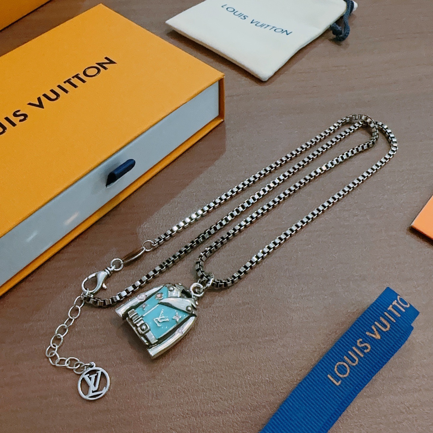 ❤️150包邮/原单代购级别
路易威登 LV项链🇷🇼原单货🇷🇼专柜新款开模复古潮流时尚必备 男女均可佩戴 情侣款同款 摇滚朋克泰银风格 复古元素 潮流百搭 官网同款项链最新款链条档次更高明星经典款项链系列复古银项链
链长60厘米可改长度
细节对版做旧处理 非市面亮面版型 
这款一直在出 LV里面热卖款 非常好搭配潮流衣服👔🥿