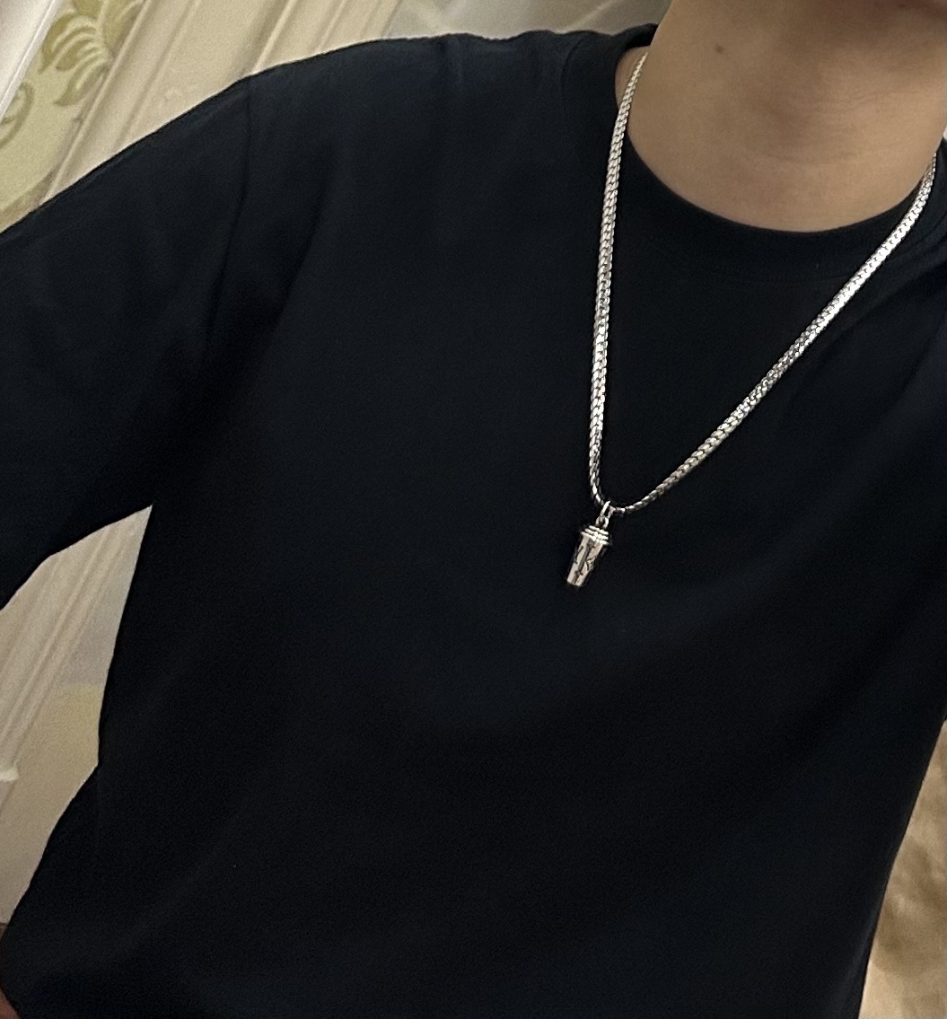 ❤️160包邮/原单代购级别
路易威登 LV项链🇷🇼原单货🇷🇼专柜新款开模复古潮流时尚必备 男女均可佩戴 情侣款同款 摇滚朋克泰银风格 复古元素 潮流百搭 官网同款项链最新款链条档次更高明星经典款项链系列复古银项链
链长60厘米可改长度
细节对版做旧处理 非市面亮面版型 
这款一直在出 LV里面热卖款 非常好搭配潮流衣服👔🥿