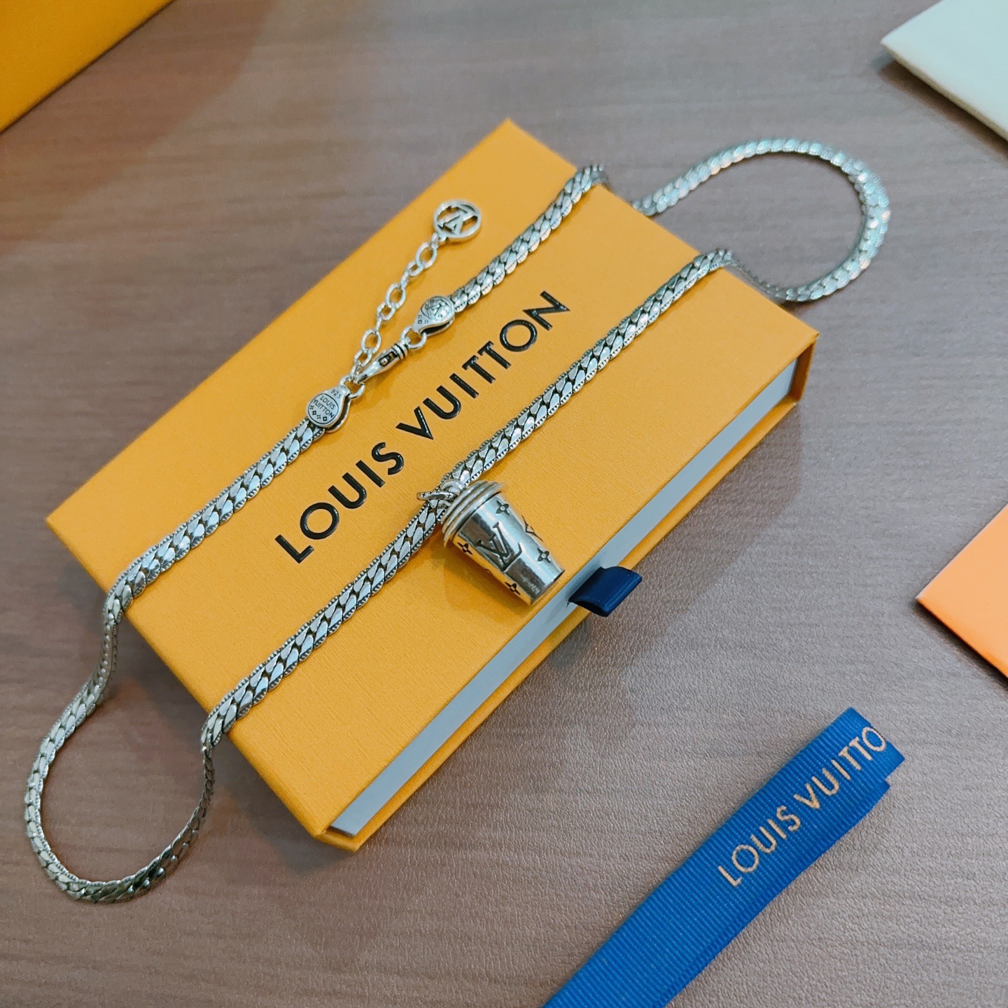 ❤️160包邮/原单代购级别
路易威登 LV项链🇷🇼原单货🇷🇼专柜新款开模复古潮流时尚必备 男女均可佩戴 情侣款同款 摇滚朋克泰银风格 复古元素 潮流百搭 官网同款项链最新款链条档次更高明星经典款项链系列复古银项链
链长60厘米可改长度
细节对版做旧处理 非市面亮面版型 
这款一直在出 LV里面热卖款 非常好搭配潮流衣服👔🥿