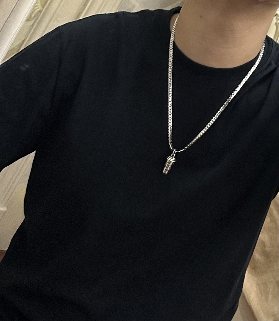 ❤️160包邮/原单代购级别
路易威登 LV项链🇷🇼原单货🇷🇼专柜新款开模复古潮流时尚必备 男女均可佩戴 情侣款同款 摇滚朋克泰银风格 复古元素 潮流百搭 官网同款项链最新款链条档次更高明星经典款项链系列复古银项链
链长60厘米可改长度
细节对版做旧处理 非市面亮面版型 
这款一直在出 LV里面热卖款 非常好搭配潮流衣服👔🥿