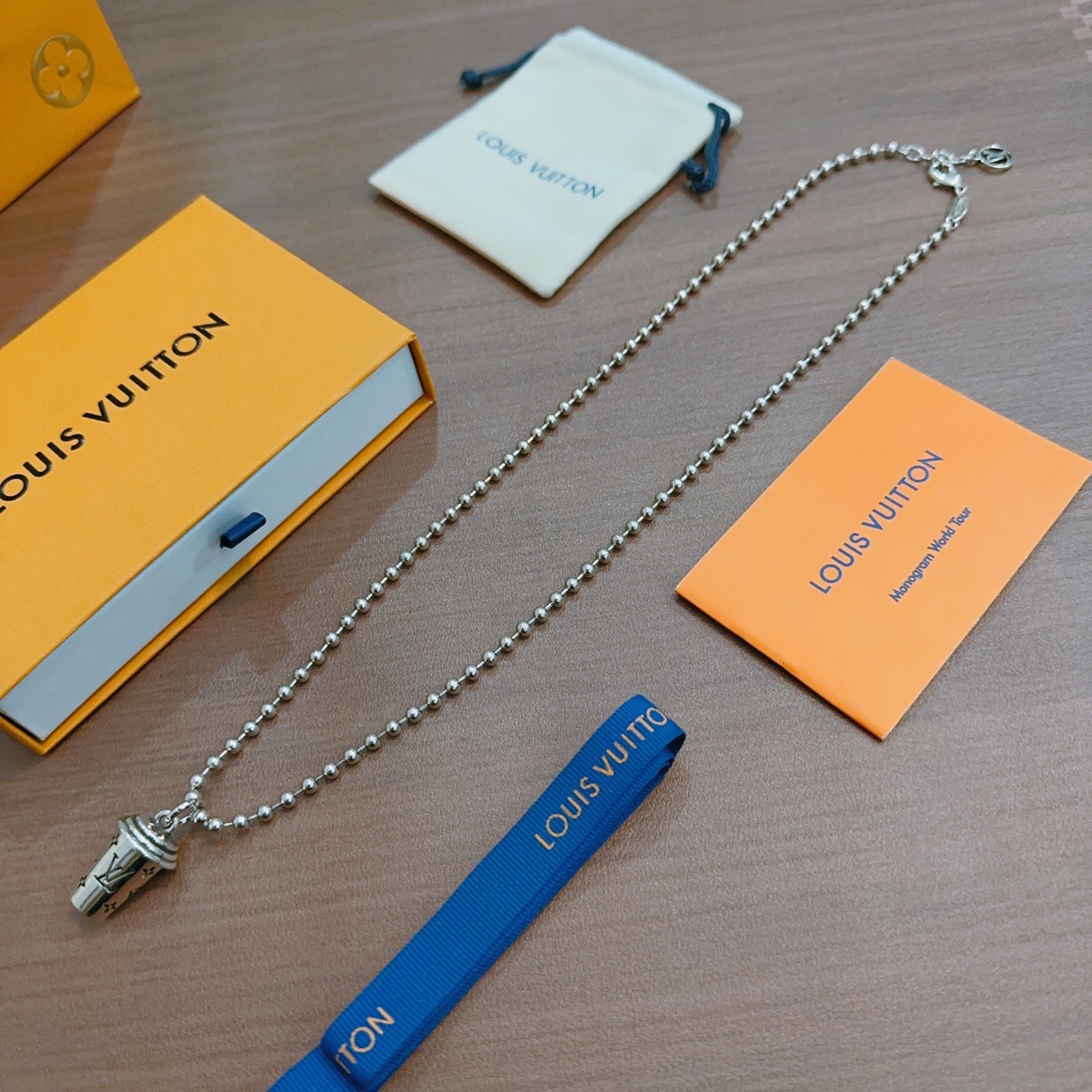 NO:641808,Louis Vuitton LV necklace original single goods counter new open mold retro trendy fashion must-have. Can be worn by both men and women. The same style for couples. Rock punk Thai silver style. Retro elements. Trendy and versatile. The latest chain of the same necklace on the official website is higher grade. Star classic necklace series retro silver necklace. The chain length is 60 cm and the length can be changed. The details are distressed. Non-market glossy version. This has been on the market. This is a hot-selling model in LV. It goes well with trendy clothes, jewelry boutiques, louis vuitton, louis  vuitton,necklace19860909路易威登 LV项链原单货专柜新款开模复古潮流时尚必备 男女均可佩戴 情侣款同款 摇滚朋克泰银风格 复古元素 潮流百搭 官网同款项链最新款链条档次更高明星经典款项链系列复古银项链 链长60厘米可改长度 细节对版做旧处理 非市面亮面版型 这款一直在出 LV里面热卖款 非常好搭配潮流衣服,饰品精品,louis vuitton,louis vuitton,necklace,Jewelry