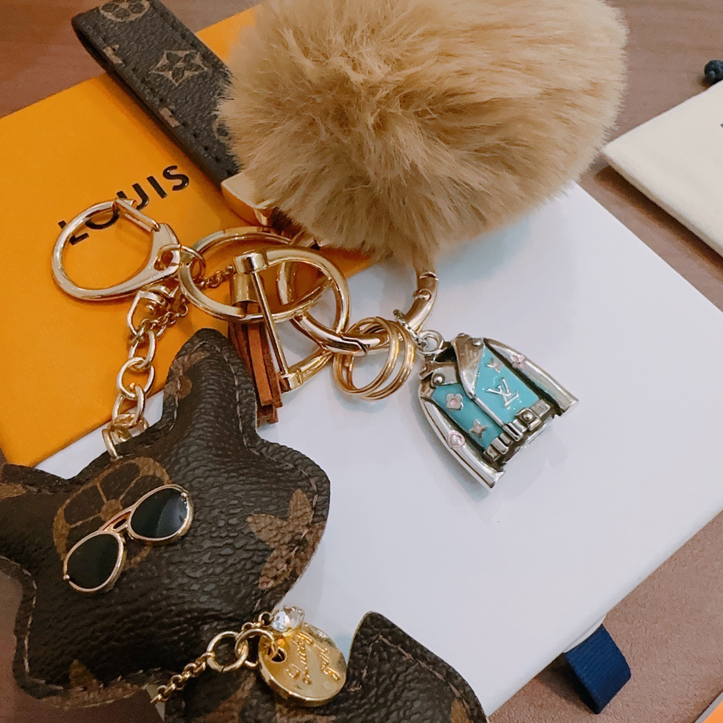 ❤️130包邮/原单代购级别
新品发布LV钥匙扣 lv包包扣 最新款包包挂饰档次更高明星同款Anger Forest系列经典款联名设计理念钥匙扣系列
细节对版做旧处理 非市面亮面版型 
这款一直在出 lv里面热卖款 非常好搭配潮流背包👔🥿