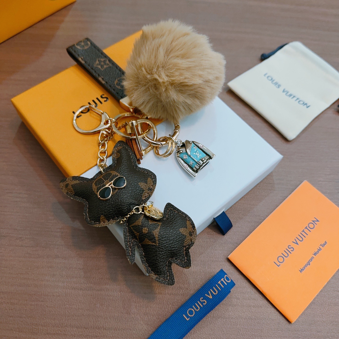 ❤️130包邮/原单代购级别
新品发布LV钥匙扣 lv包包扣 最新款包包挂饰档次更高明星同款Anger Forest系列经典款联名设计理念钥匙扣系列
细节对版做旧处理 非市面亮面版型 
这款一直在出 lv里面热卖款 非常好搭配潮流背包👔🥿