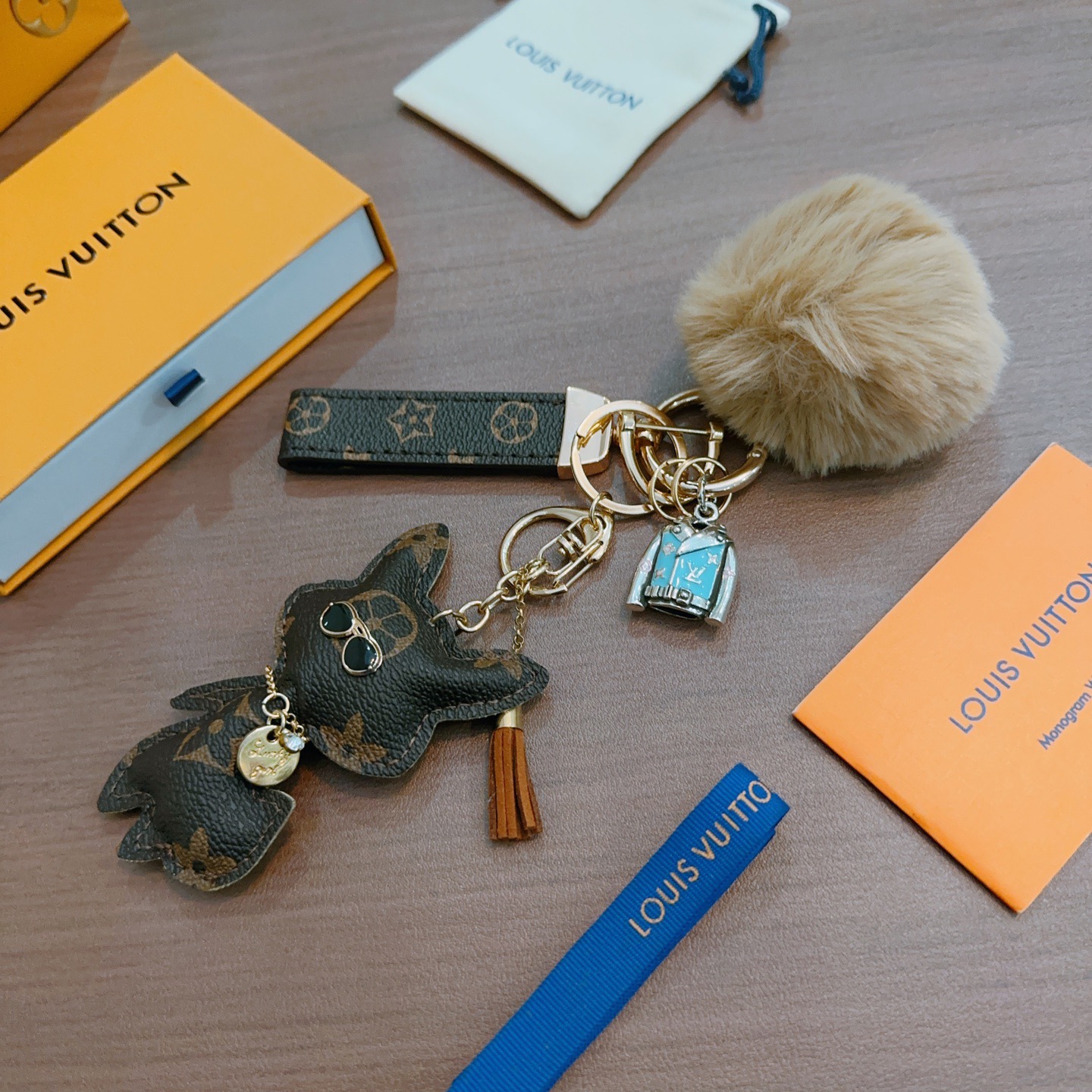 ❤️130包邮/原单代购级别
新品发布LV钥匙扣 lv包包扣 最新款包包挂饰档次更高明星同款Anger Forest系列经典款联名设计理念钥匙扣系列
细节对版做旧处理 非市面亮面版型 
这款一直在出 lv里面热卖款 非常好搭配潮流背包👔🥿