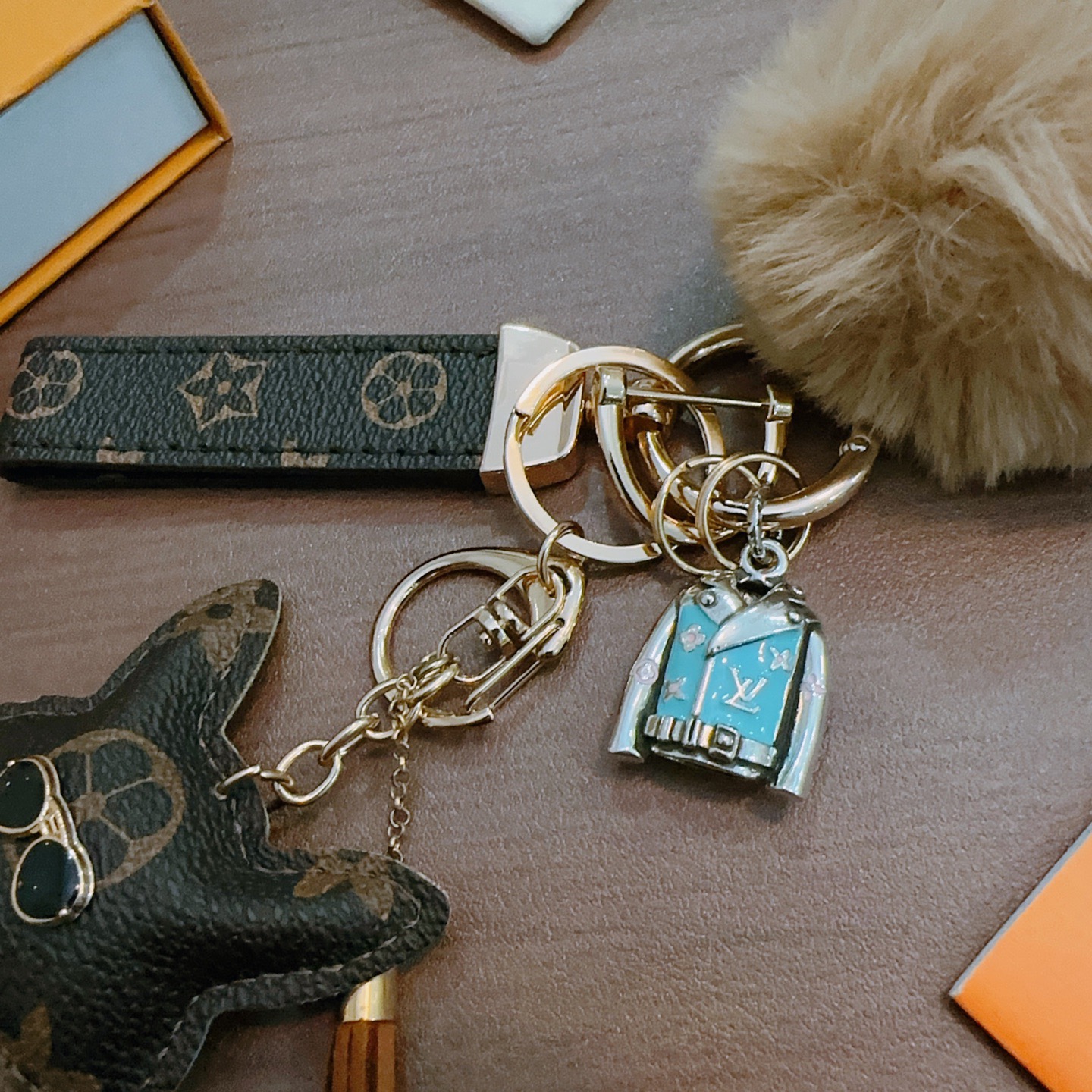 ❤️130包邮/原单代购级别
新品发布LV钥匙扣 lv包包扣 最新款包包挂饰档次更高明星同款Anger Forest系列经典款联名设计理念钥匙扣系列
细节对版做旧处理 非市面亮面版型 
这款一直在出 lv里面热卖款 非常好搭配潮流背包👔🥿