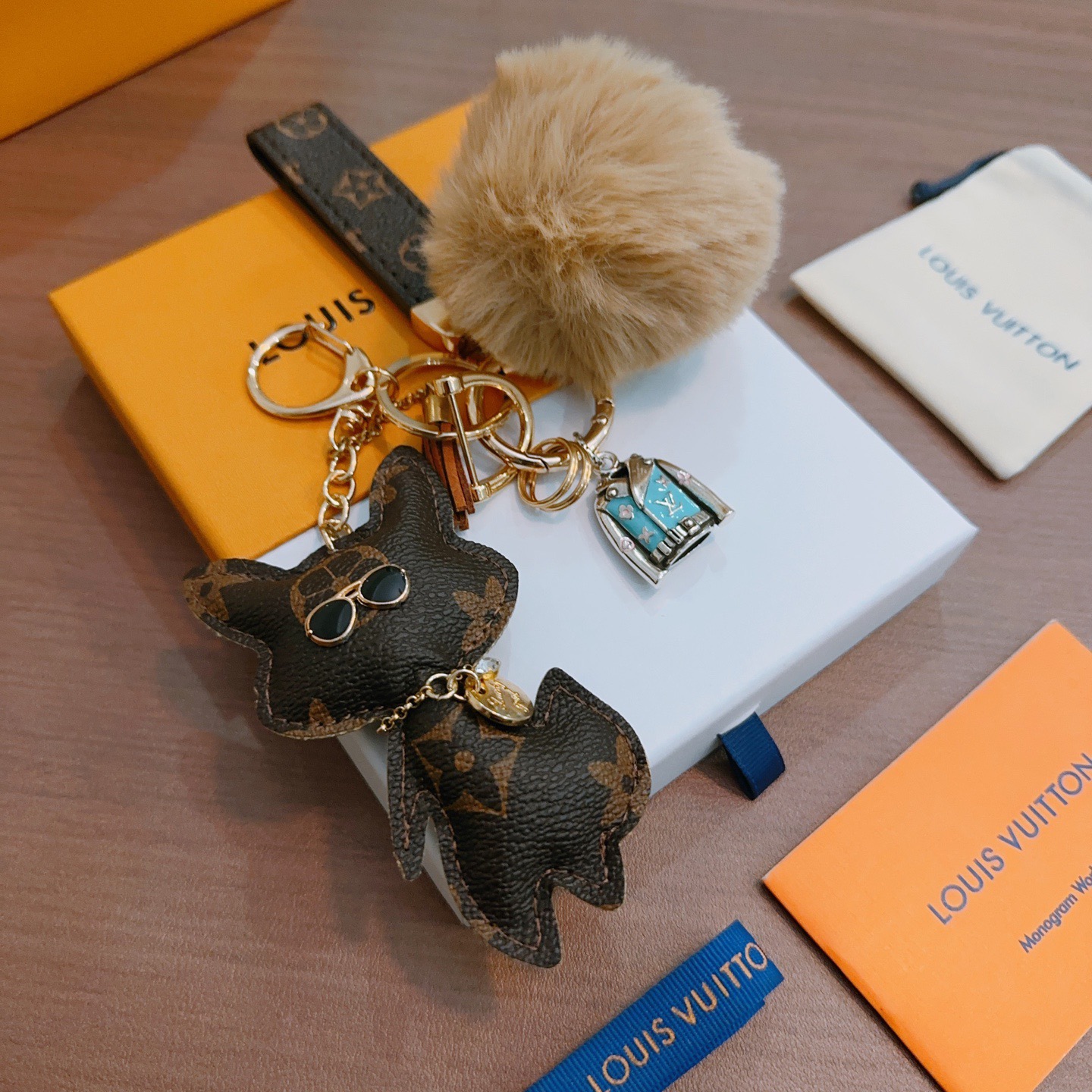 ❤️130包邮/原单代购级别
新品发布LV钥匙扣 lv包包扣 最新款包包挂饰档次更高明星同款Anger Forest系列经典款联名设计理念钥匙扣系列
细节对版做旧处理 非市面亮面版型 
这款一直在出 lv里面热卖款 非常好搭配潮流背包👔🥿