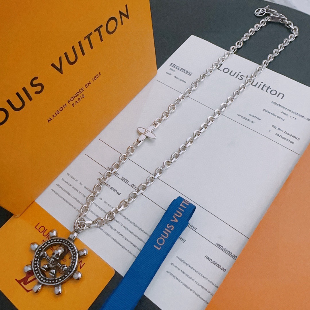 NO:641800,Louis Vuitton LV necklace original single goods counter new open mold retro trendy fashion must-have. Can be worn by both men and women. The same style for couples. Rock punk Thai silver style. Retro elements. Trendy and versatile. The latest chain of the same necklace on the official website is higher grade. Star classic necklace series retro silver necklace. The chain length is 60 cm and the length can be changed. The details are distressed. Non-market glossy version. This has been on the market. This is a hot-selling model in LV. It goes well with trendy clothes, jewelry boutiques, louis vuitton, louis  vuitton,necklace19860909路易威登 LV项链原单货专柜新款开模复古潮流时尚必备 男女均可佩戴 情侣款同款 摇滚朋克泰银风格 复古元素 潮流百搭 官网同款项链最新款链条档次更高明星经典款项链系列复古银项链 链长60厘米可改长度 细节对版做旧处理 非市面亮面版型 这款一直在出 LV里面热卖款 非常好搭配潮流衣服,饰品精品,louis vuitton,louis vuitton,necklace,Jewelry